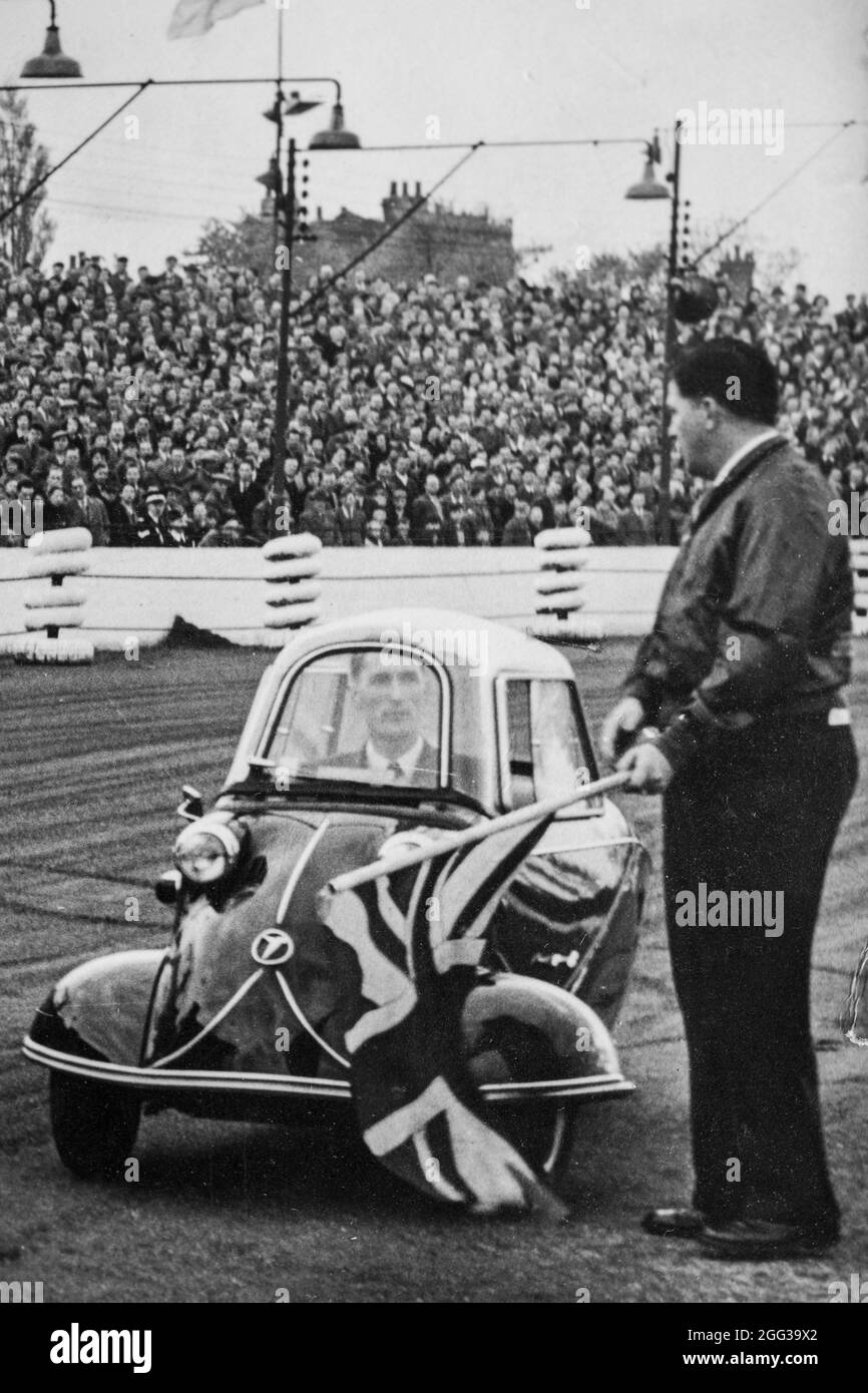 Un Messerschmitt KR175 Kabinenroller alla griglia di partenza di una gara al Perry Barr Greyhound Stadium negli anni '50, Birmingham, Inghilterra Foto Stock