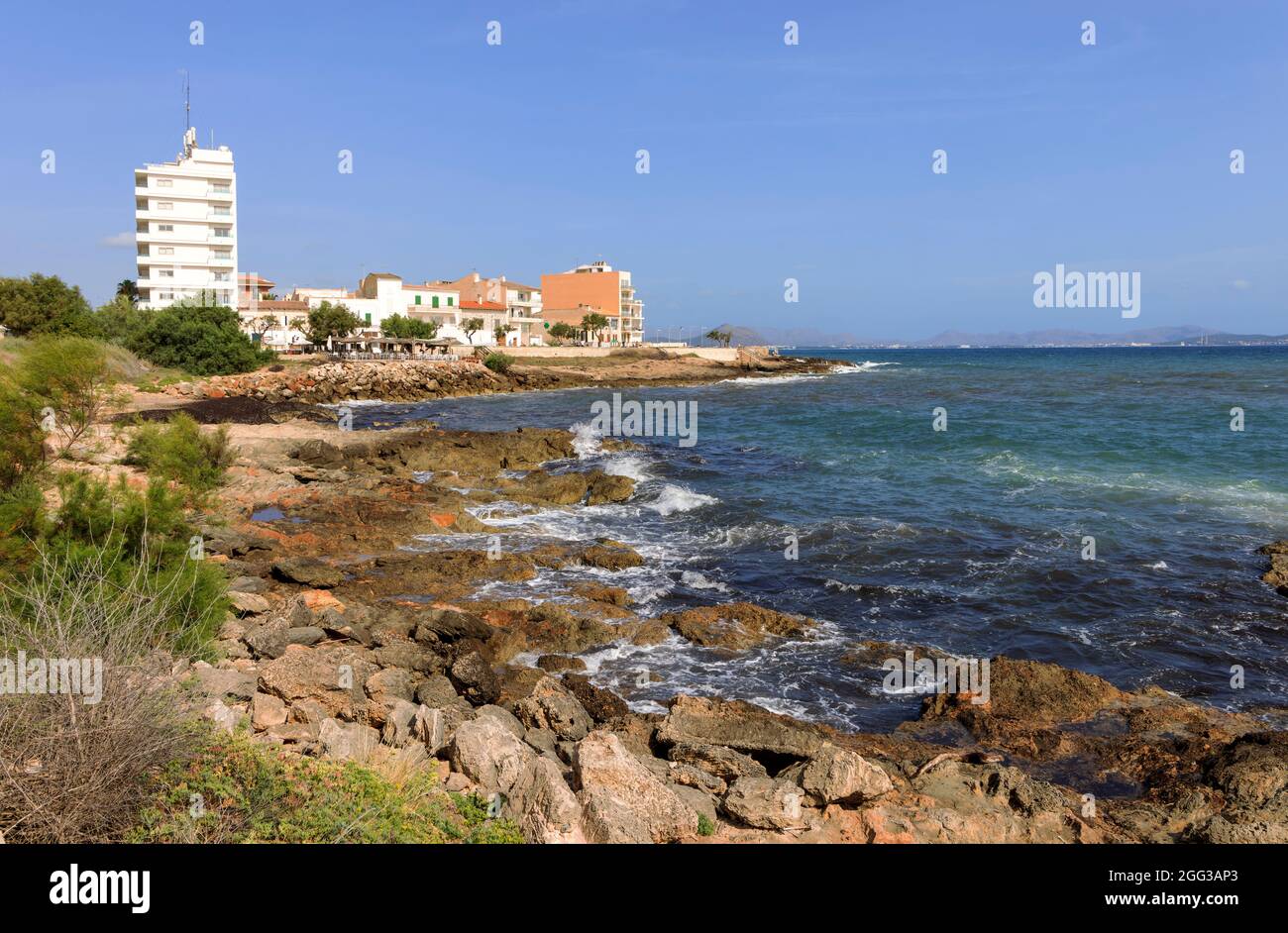 CAN PICAFORT, SPAGNA - LUGLIO 25: Vista generale della spiaggia il 25 luglio 2021 a Can Picafort, Spagna. Foto Stock