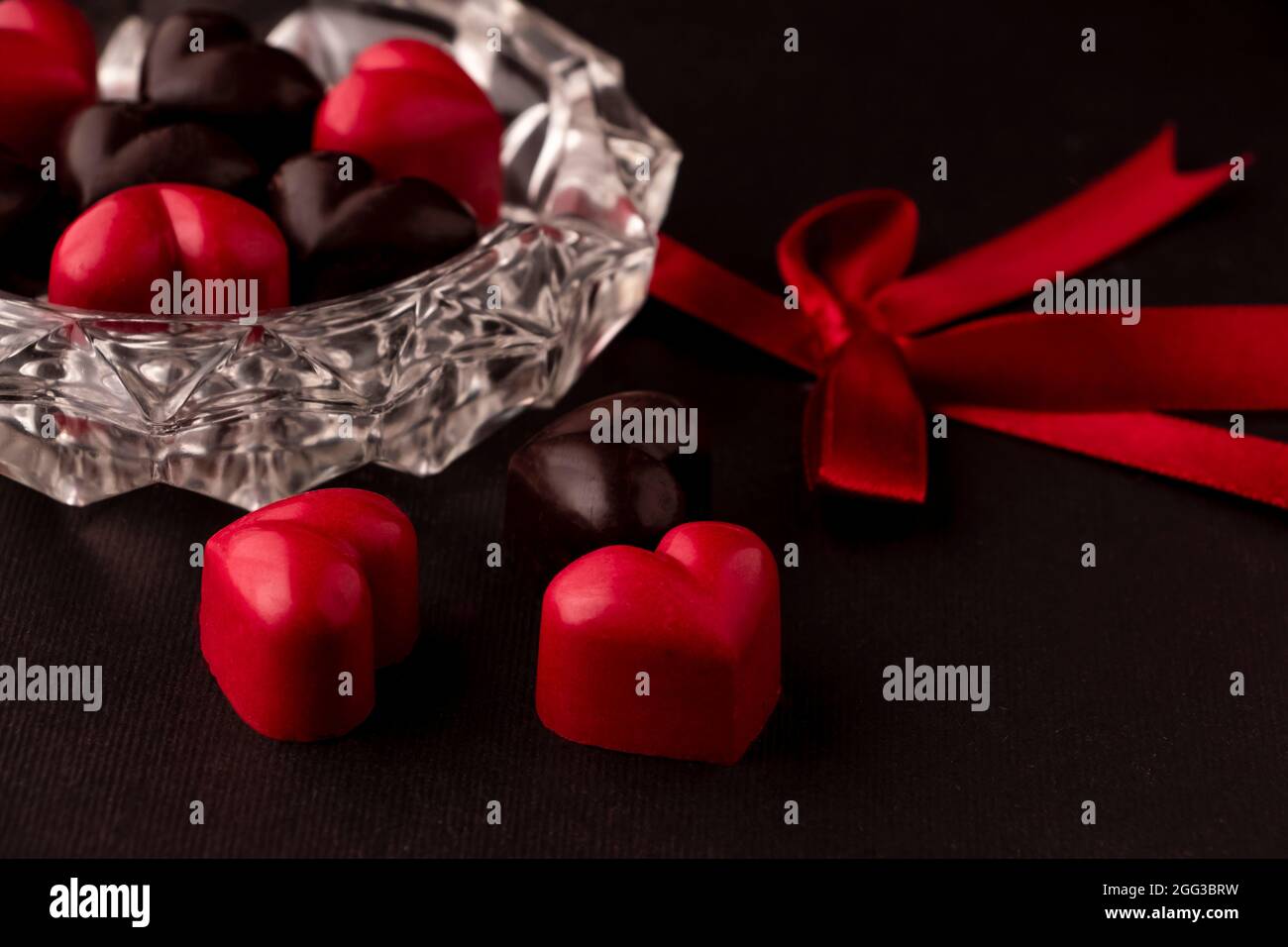 Cioccolatini colorati a forma di cuore e fatti a mano per periodi amichevoli Foto Stock