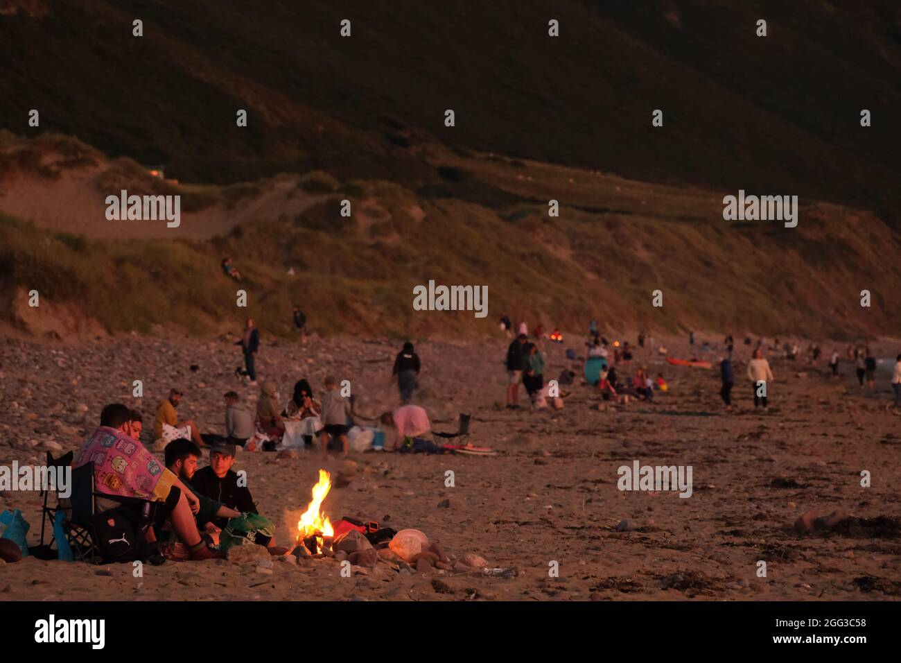 Campeggi estivi sulla spiaggia di Llangennith, penisola di Gower, vicino Swansea, Regno Unito. Nota: Le immagini possono presentare una leggera morbidezza e un certo rumore del segnale, come è stato fatto con impostazioni ISO molto elevate. Non adatto per una riproduzione più grande. Foto Stock