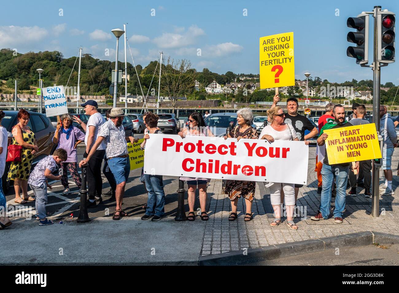 Waterford, Irlanda. 28 agosto 2021. Circa 200 persone si sono riunite questo pomeriggio nel centro di Waterford per protestare contro i vaccini COVID-19, che a loro parere sono sperimentali e ancora in prova. I manifestanti si radunarono nella torre dell'orologio sul Quay di Meagher e marciarono attraverso il centro della città. Credit: AG News/Alamy Live News Foto Stock