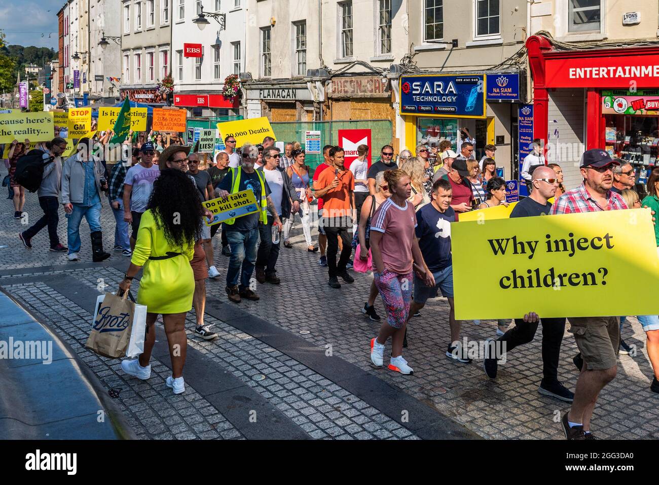 Waterford, Irlanda. 28 agosto 2021. Circa 200 persone si sono riunite questo pomeriggio nel centro di Waterford per protestare contro i vaccini COVID-19, che a loro parere sono sperimentali e ancora in prova. I manifestanti si radunarono nella torre dell'orologio sul Quay di Meagher e marciarono attraverso il centro della città. Credit: AG News/Alamy Live News Foto Stock