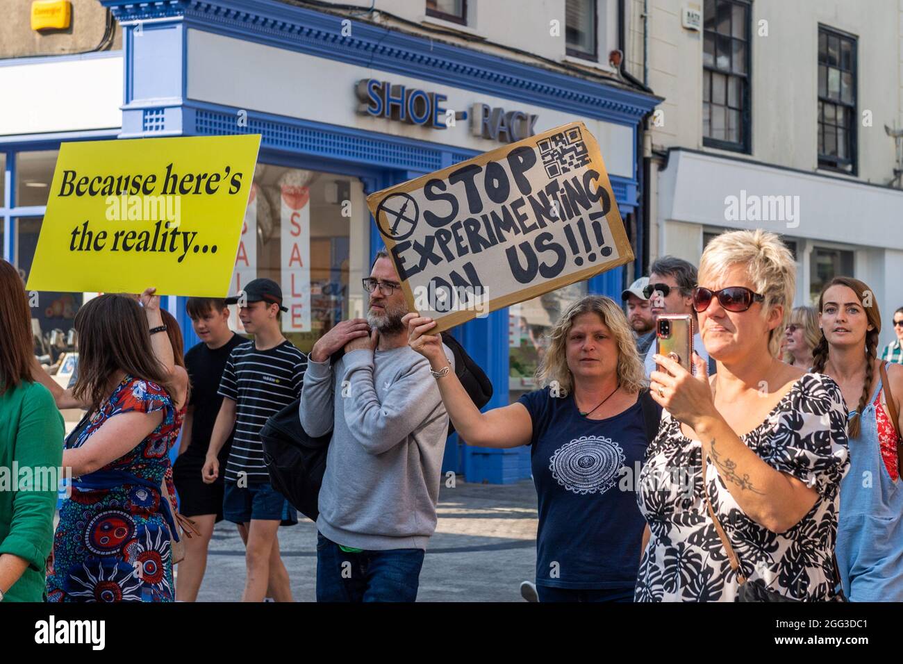 Waterford, Irlanda. 28 agosto 2021. Circa 200 persone si sono riunite questo pomeriggio nel centro di Waterford per protestare contro i vaccini COVID-19, che a loro parere sono sperimentali e ancora in prova. I manifestanti si radunarono nella torre dell'orologio sul Quay di Meagher e marciarono attraverso il centro della città. Credit: AG News/Alamy Live News Foto Stock