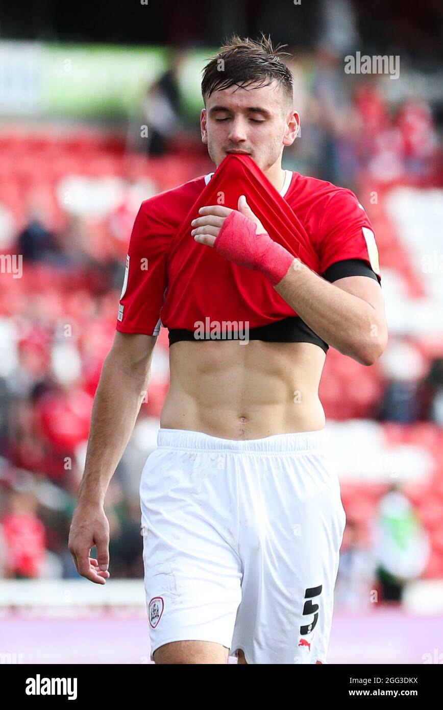 Barnsley's Liam Kitching durante la partita del campionato Sky Bet all'Oakwell Stadium di Barnsley. Data foto: Sabato 28 agosto 2021. Foto Stock