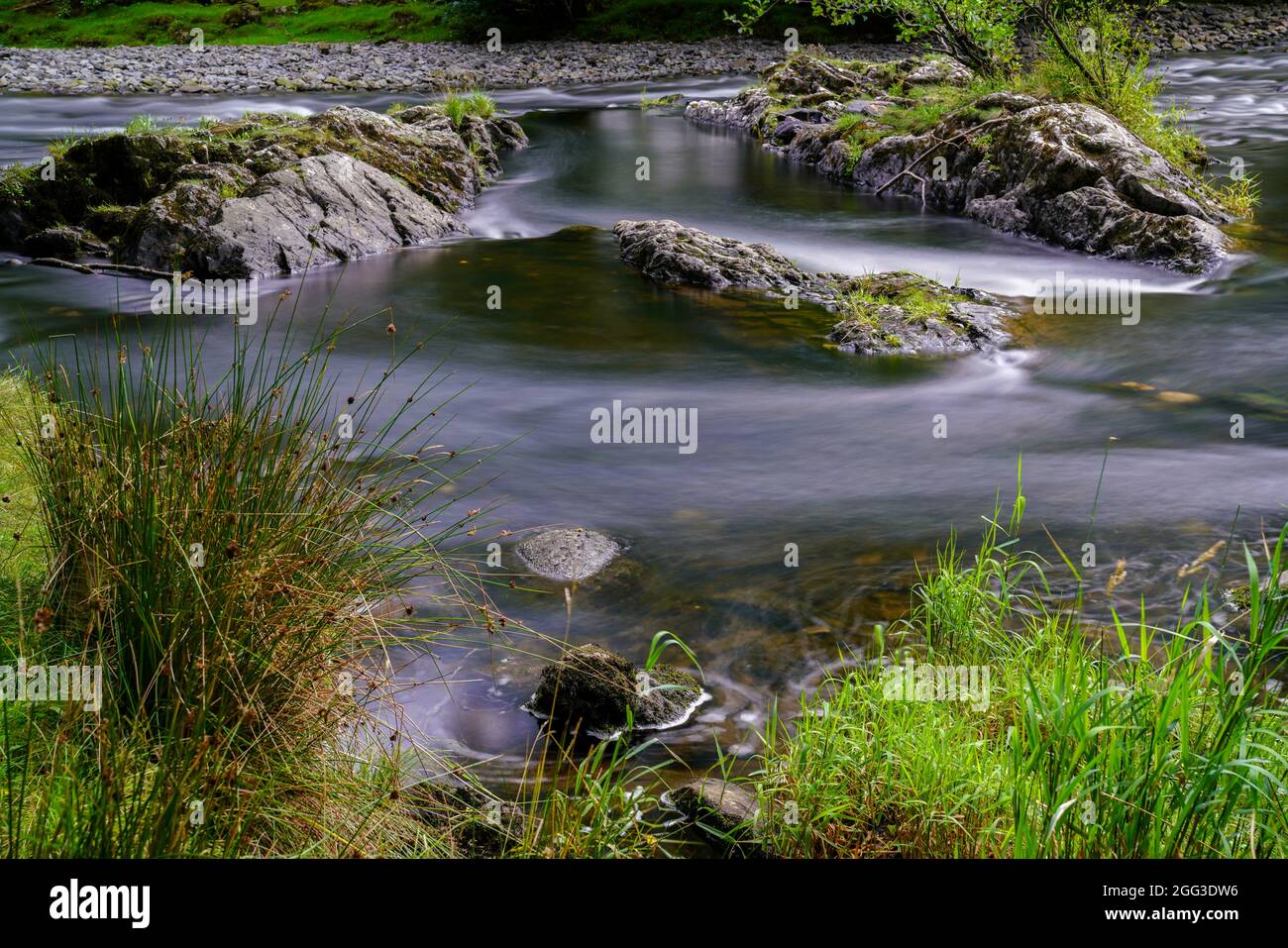 LE RAPIDE DI BETWYS-Y-COED IN SNOWDONIA, LE ACQUE LISCE E BIANCHE IN UN LUNGO COLPO DI ESPOSIZIONE Foto Stock