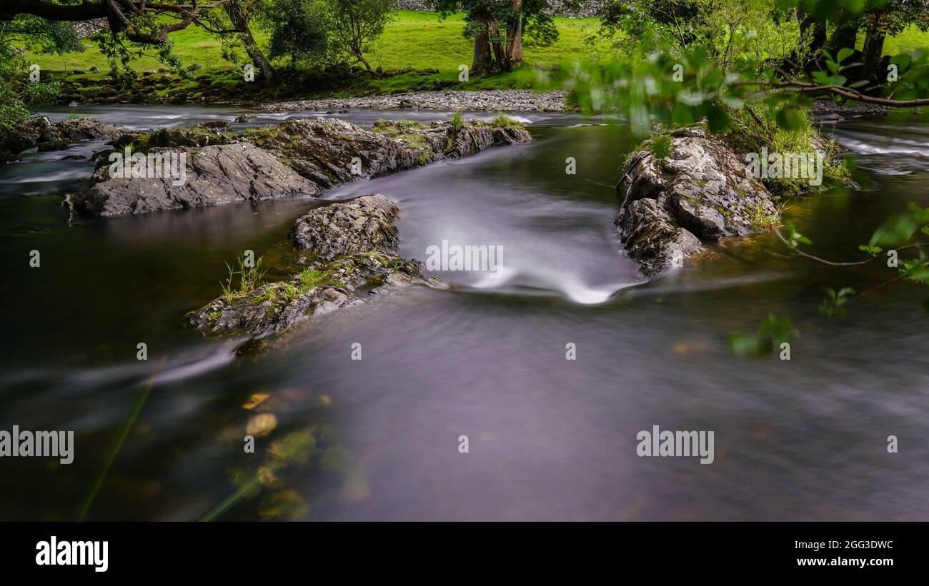 LE RAPIDE DI BETWYS-Y-COED IN SNOWDONIA, LE ACQUE LISCE E BIANCHE IN UN LUNGO COLPO DI ESPOSIZIONE Foto Stock