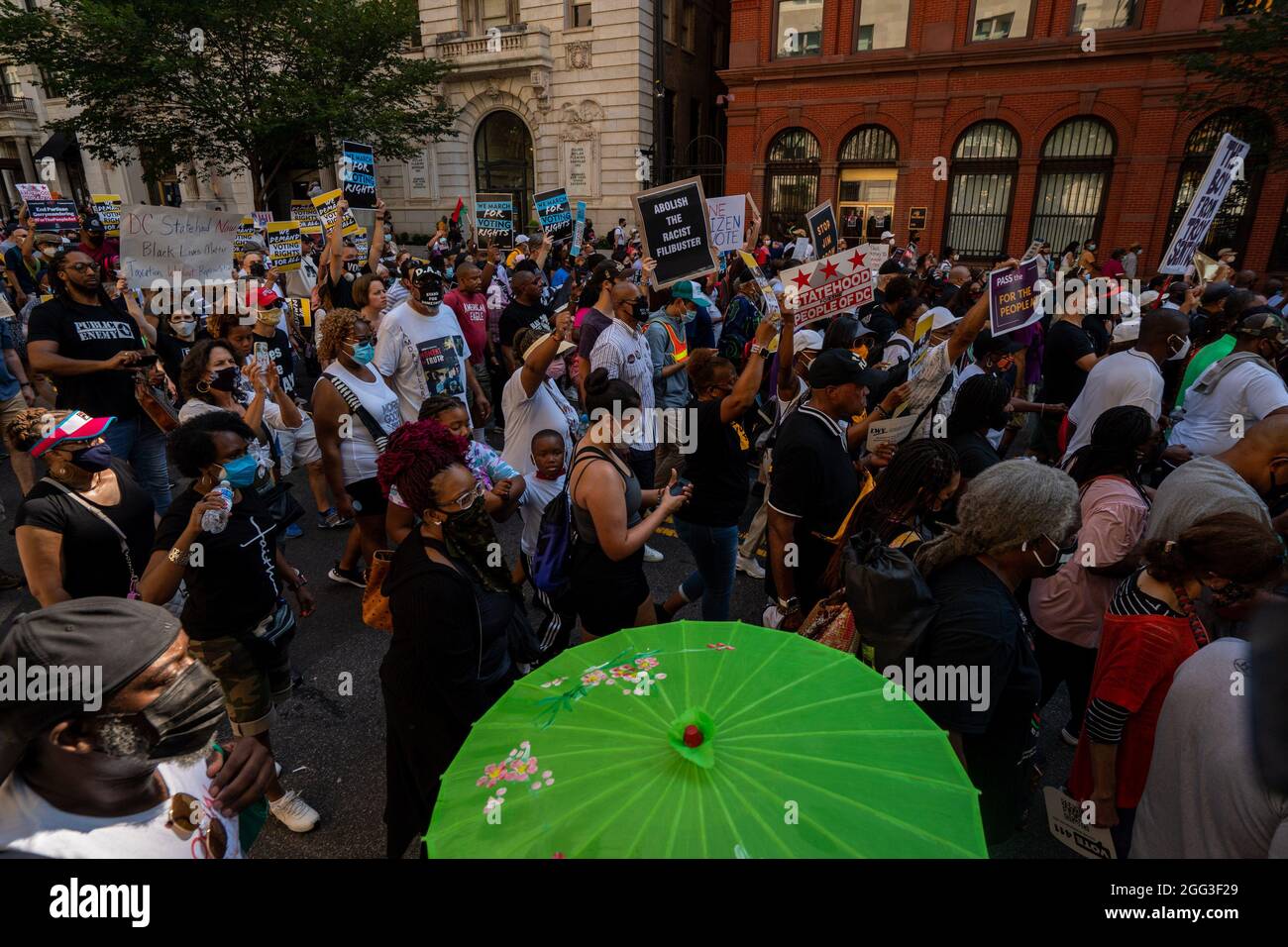 Washington, Stati Uniti. 28 agosto 2021. I sostenitori del 'Marca su Washington' marcia al National Mall in occasione del 58 ° anniversario del rev Martin Luther King Jr. 'I Have a Dream' discorso, a Washington, DC Sabato, 28 agosto 2021. I sostenitori dei diritti di voto chiedono una legislazione federale per proteggere ed ampliare l’accesso alle urne. Foto di Ken Cedeno/UPI Credit: UPI/Alamy Live News Foto Stock