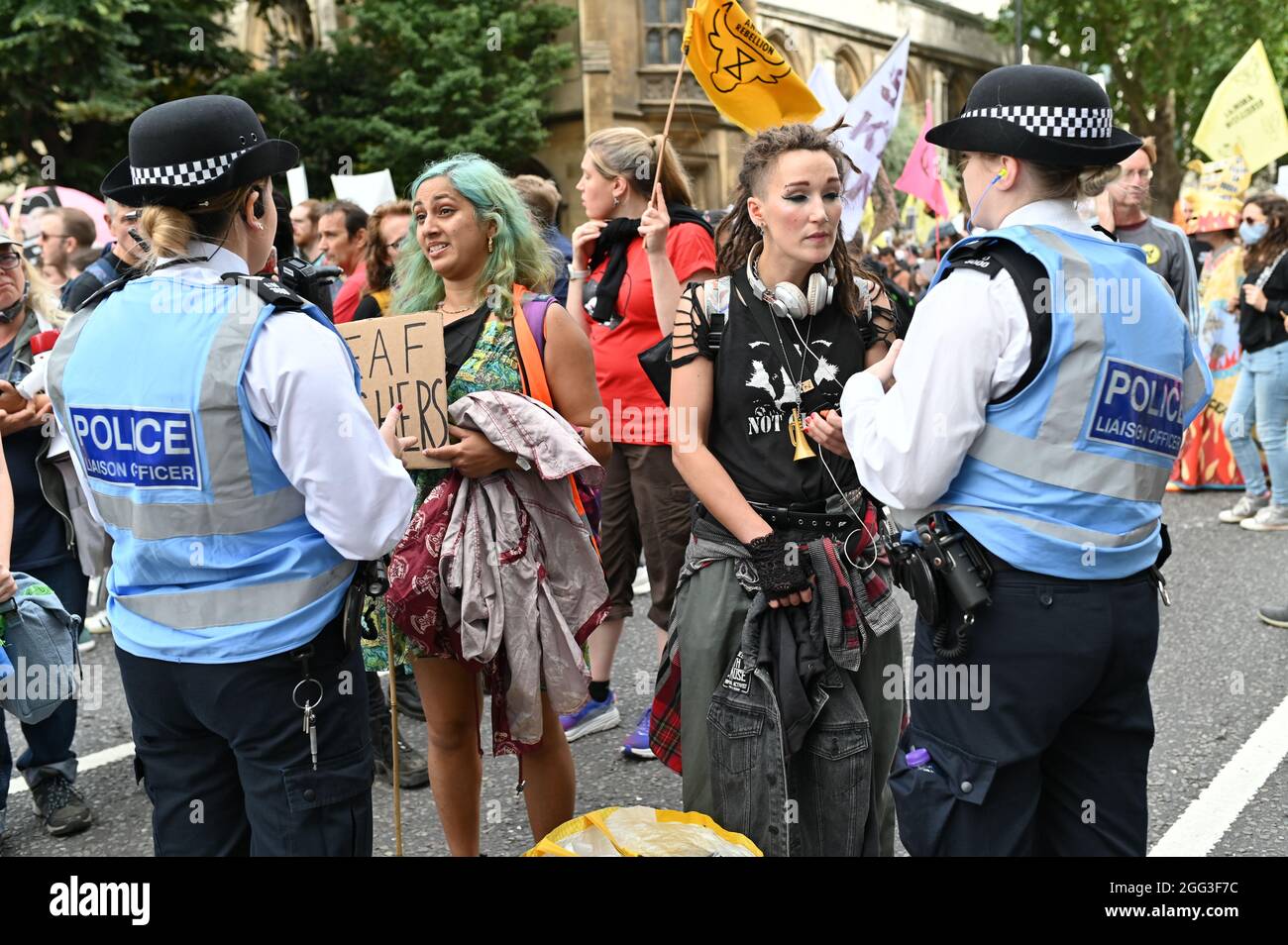 Londra, Regno Unito. 28 agosto 2021. I sostenitori della ribellione e dell'estinzione degli animali marciano durante la "marcia nazionale per i diritti degli animali" dal mercato Smithfield per chiedere la fine dello sfruttamento e della liberazione degli animali per tutti gli animali. Credit: Andrea Domeniconi/Alamy Live News Foto Stock