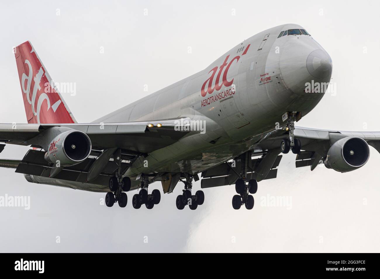 Aerotranscargo, atc, Boeing 747 versione freighter del jet di linea Jumbo Jet ER-BBJ che atterra all'aeroporto di Heathrow, Regno Unito. Approccio alla terra Foto Stock