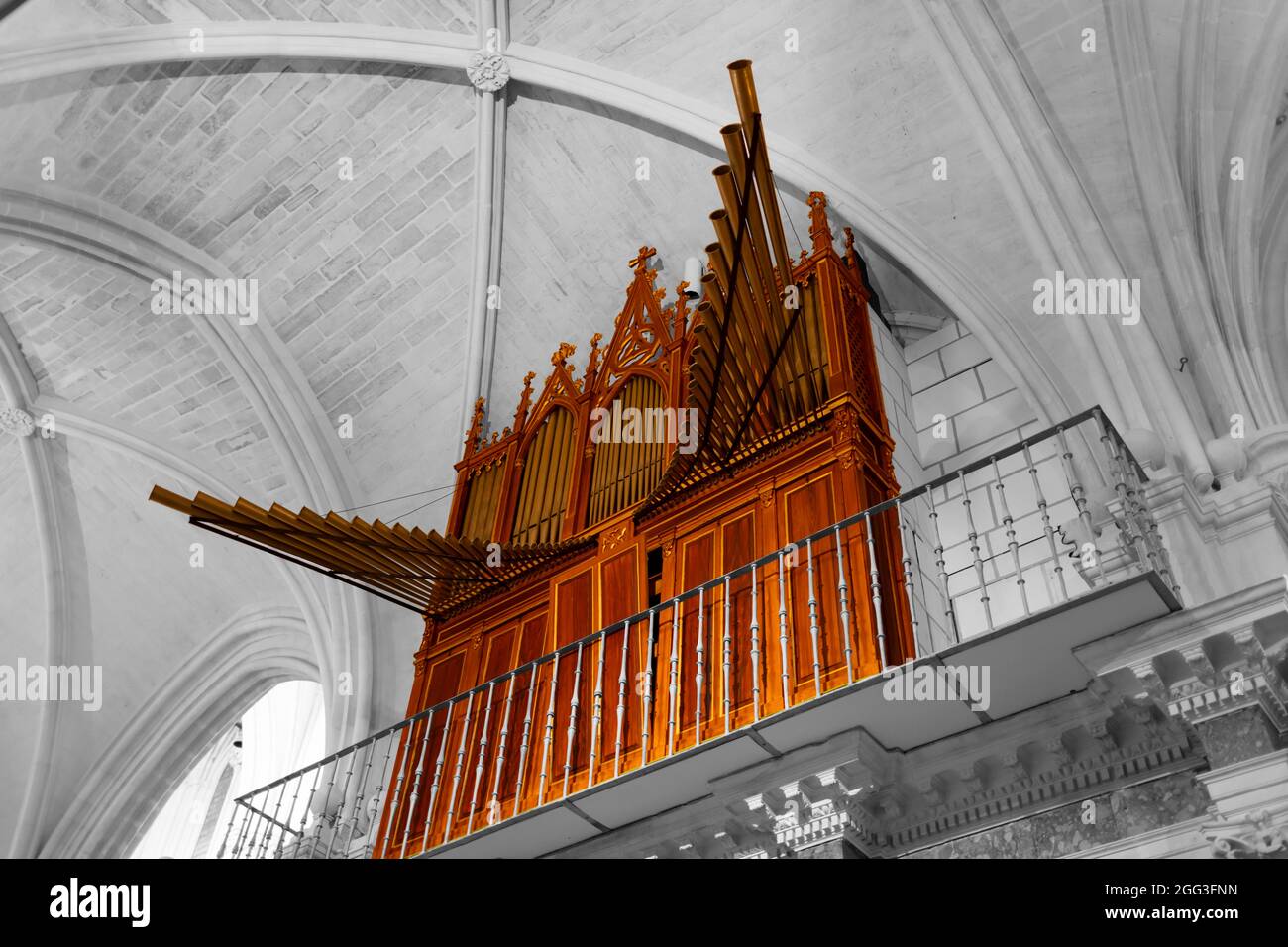 organo in legno del xiii secolo con trombe metalliche, dettaglio dello strumento su sfondo bianco e nero dell'edificio Foto Stock