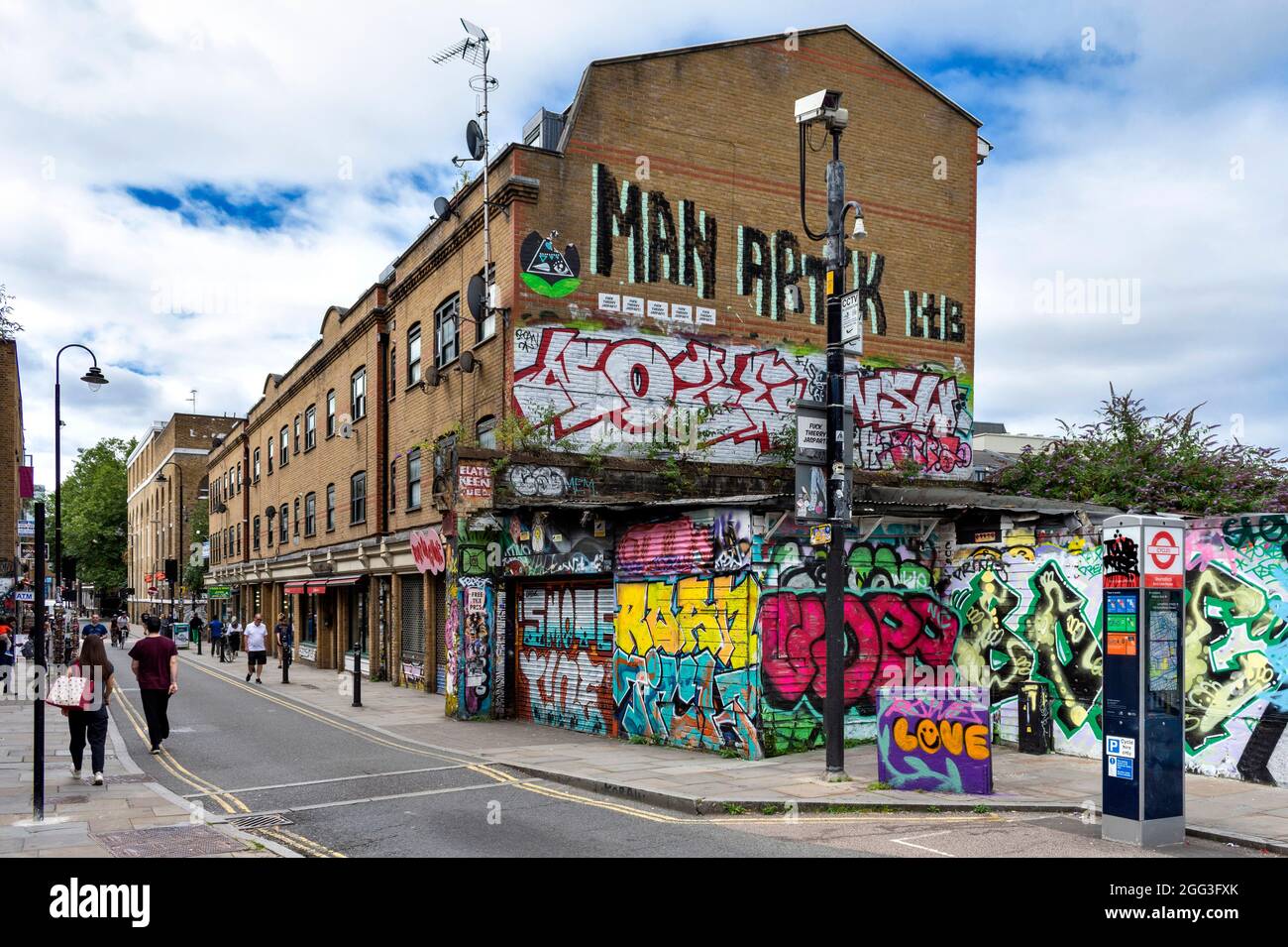 LONDRA AREA ARTISTICA E CULTURALE INTORNO MATTONE CORSIA CON DISEGNI CREATIVI E SLOGAN CICLI PER NOLEGGIO SHOREDITCH MATTONE CORSIA DI MERCATO Foto Stock