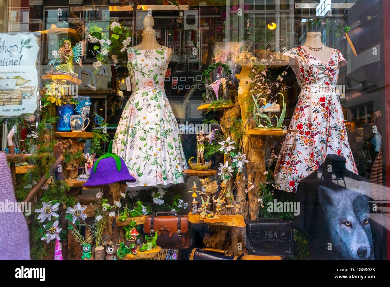 Amsterdam, Olanda, Store Front, Vintage Shop Abbigliamento 'Asian Spirit',  vetrine, vestiti, negozio locale Foto stock - Alamy