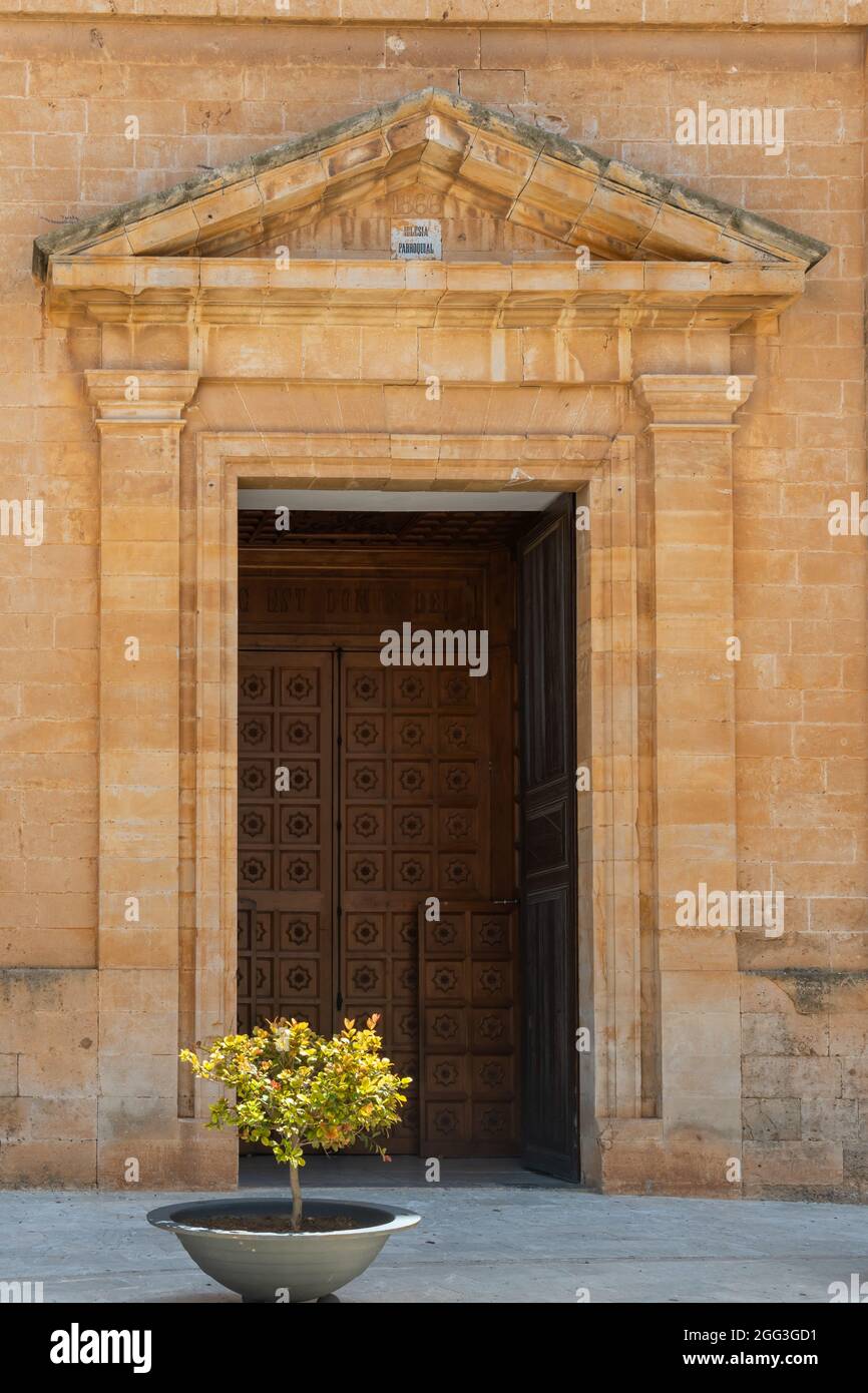 Porte in legno intagliato di accesso all'ingresso della chiesa della città maiorchina di Campos Foto Stock