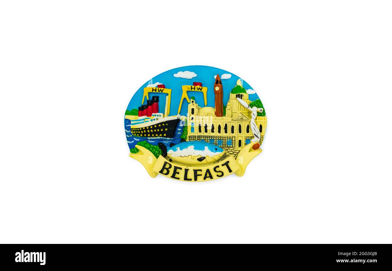 Il magnete souvenir del frigorifero da viaggio – Belfast, Irlanda del Nord. Su sfondo bianco Foto Stock