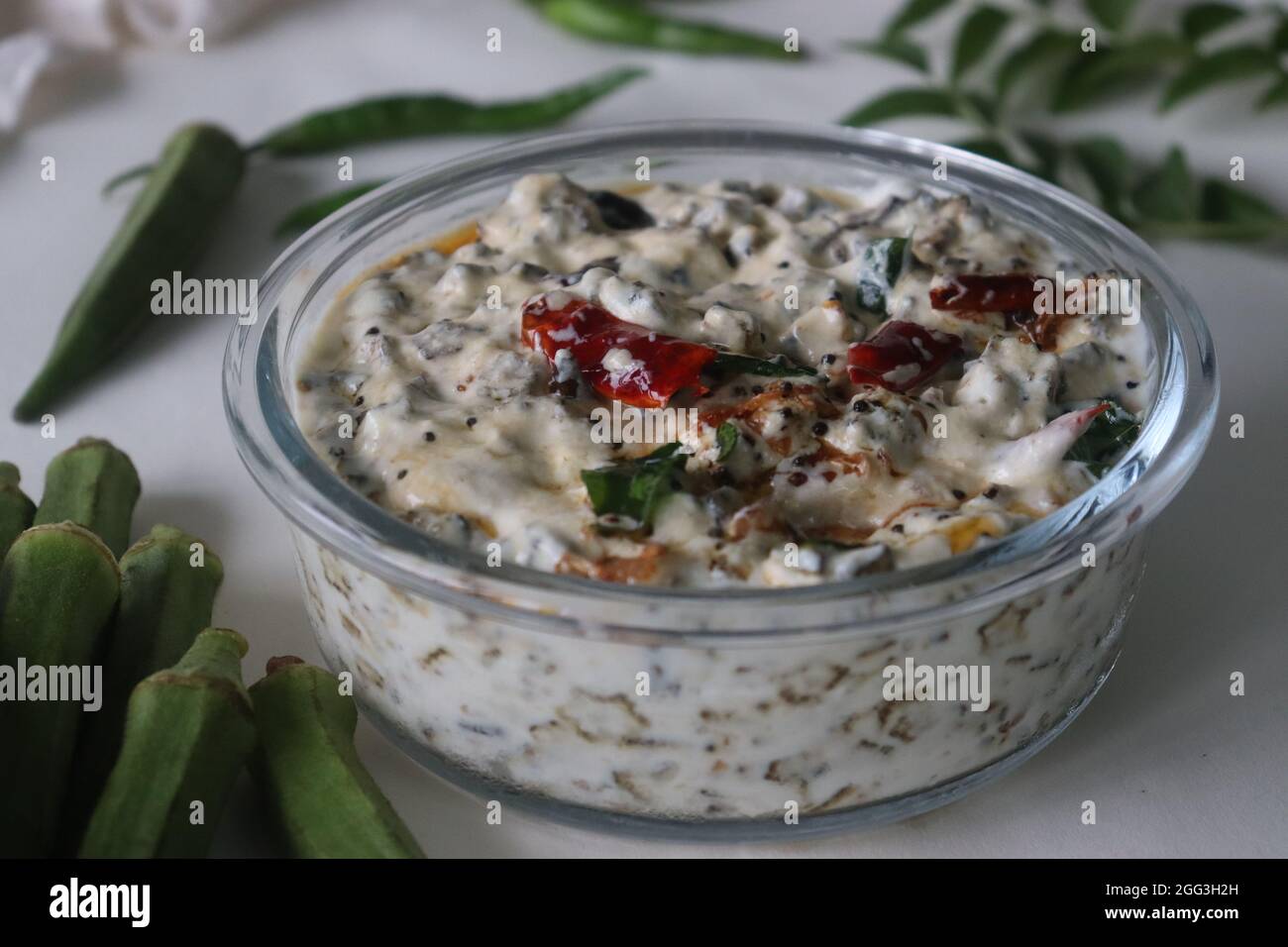 Donna dito raita o Vendaka kichadi. Un contorno a base di yogurt per i pasti tradizionali del Kerala. Un dito fritto croccante per Signore in yogurt denso e cremoso. S Foto Stock