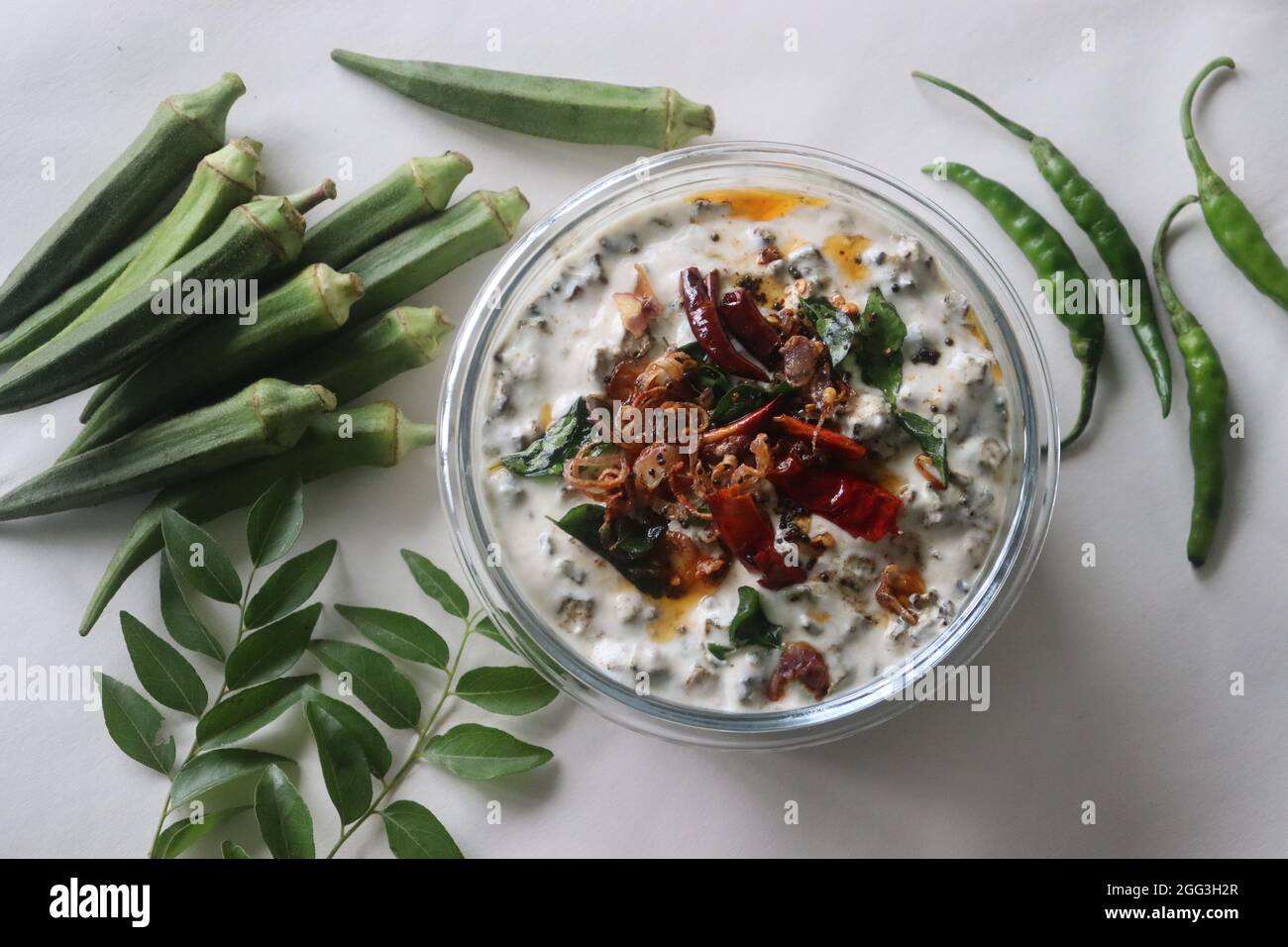 Donna dito raita o Vendaka kichadi. Un contorno a base di yogurt per i pasti tradizionali del Kerala. Un dito fritto croccante per Signore in yogurt denso e cremoso. S Foto Stock