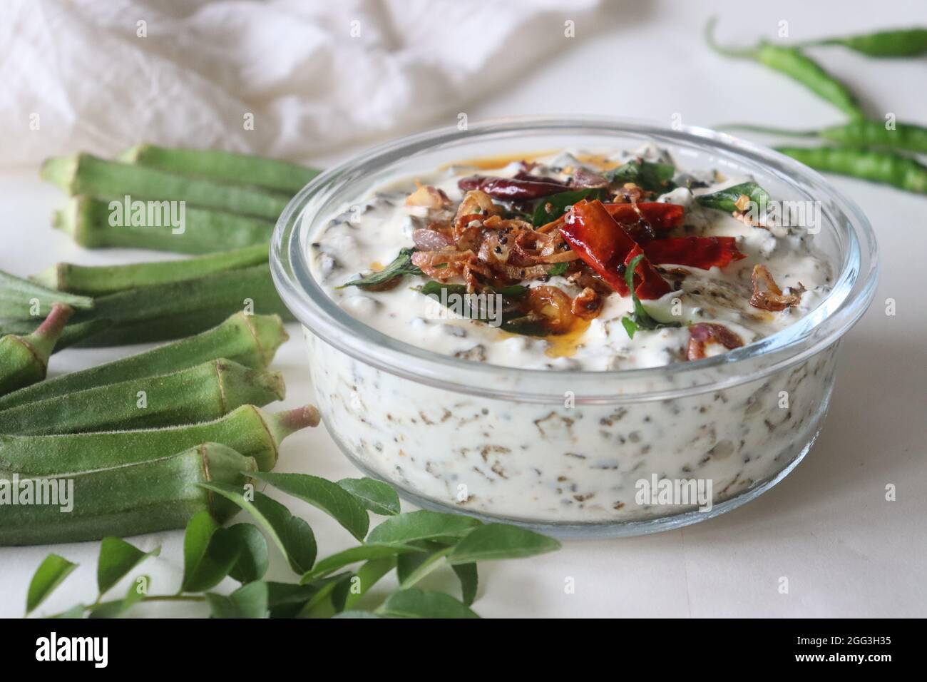 Donna dito raita o Vendaka kichadi. Un contorno a base di yogurt per i pasti tradizionali del Kerala. Un dito fritto croccante per Signore in yogurt denso e cremoso. S Foto Stock