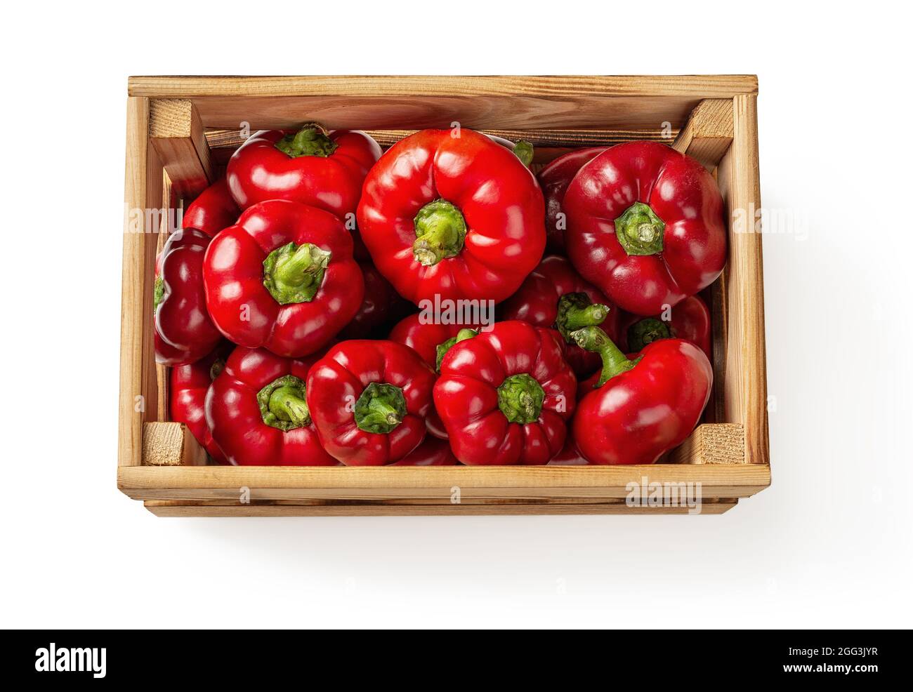 Peperoni rossi ratunda gogoshar in una cassa di legno isolata su sfondo bianco. Peperoni dolci freschi in una scatola di legno. Verdure per mangiare sano Foto Stock