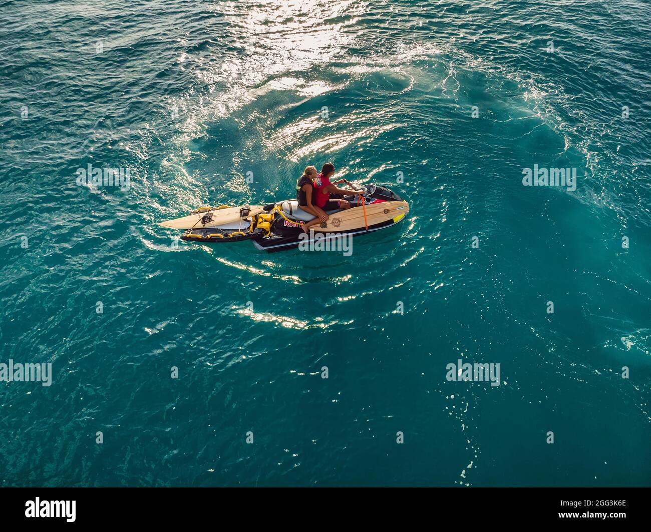 8 agosto 2021. Bali, Indonesia. Vista aerea con surfisti su moto d'acqua alla ricerca di onde grandi. Fai surf a Bali Foto Stock