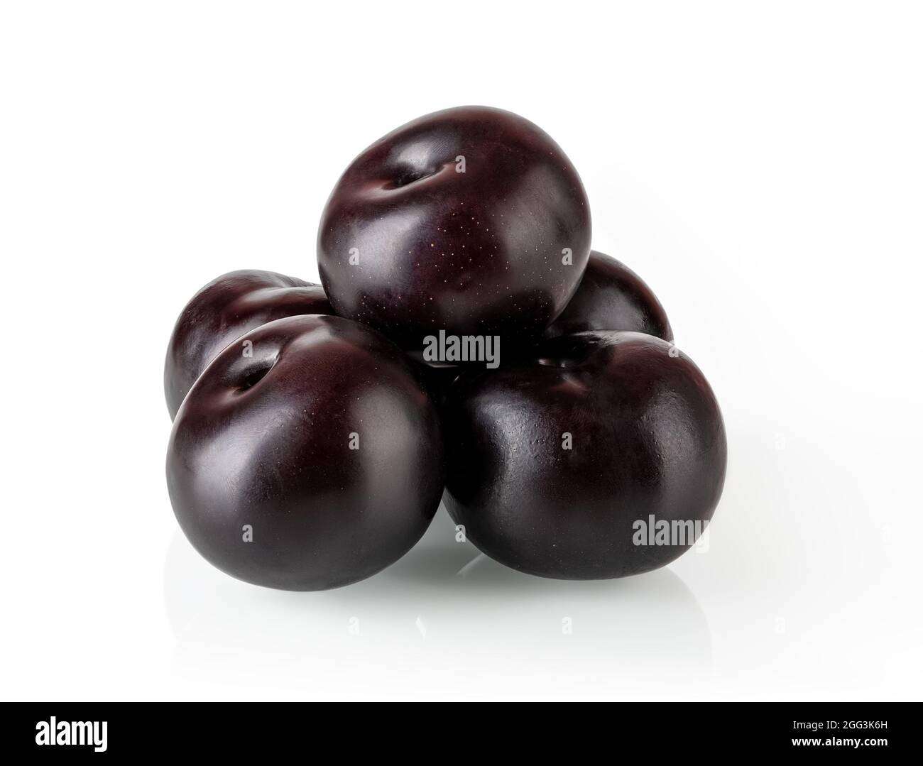 Piramide di susine nere intere mature e succose isolate su sfondo bianco. Pronto a mangiare prugne dolci fresche mature. Elemento di design per cibo vegetariano vegano. Foto Stock