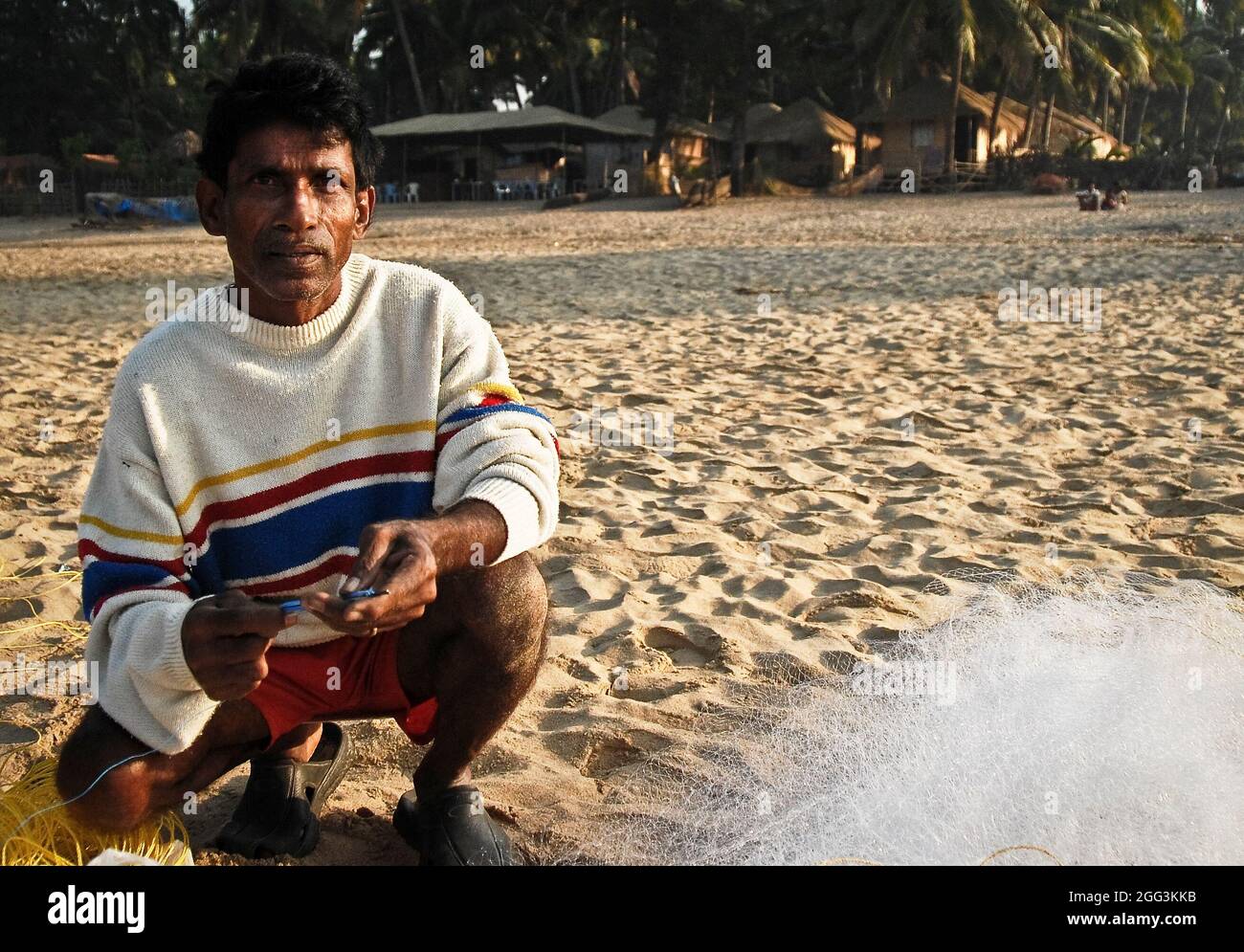 I lavoratori in e intorno alle zone rurali del Rajasthan nell'India nordoccidentale intraprendono il lavoro quotidiano e le mansioni. La maggior parte vive in condizioni difficili e in condizioni di estrema povertà. Foto Stock