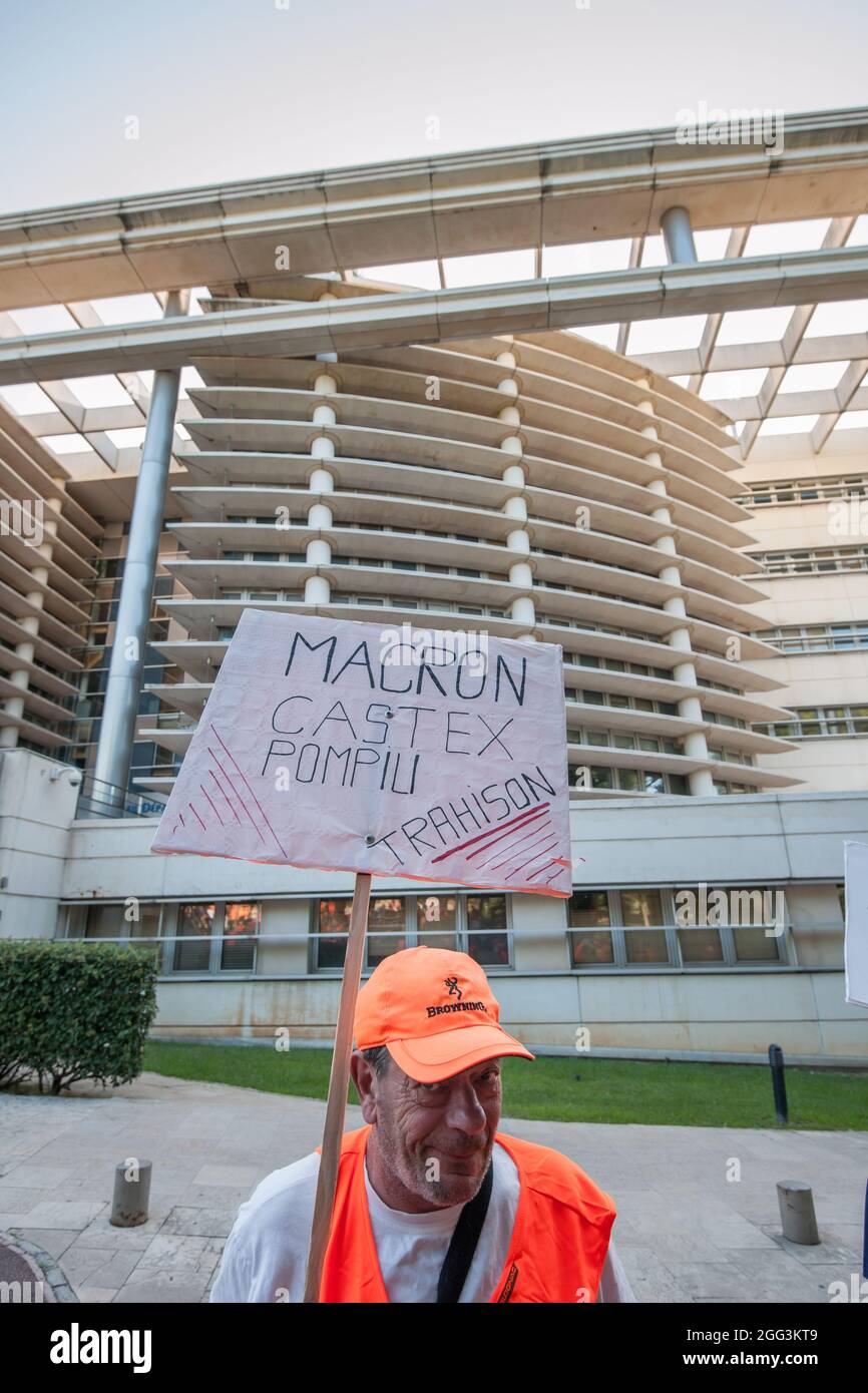 Toulon, Francia. 28 agosto 2021. Un manifestante tiene un cartello durante la dimostrazione. I cacciatori della regione Var hanno dimostrato su richiesta delle federazioni per la difesa della caccia tradizionale. Il Conseil d'Etat avendo recentemente annullato alcuni arretrati che autorizzavano la caccia tradizionale, i cacciatori accusarono il governo Macron e il ministro Barbara Pompili di piegarsi davanti agli ecologi e di voler uccidere le tradizioni di caccia in Francia. (Foto di Laurent Coust/SOPA Images/Sipa USA) Credit: Sipa USA/Alamy Live News Foto Stock