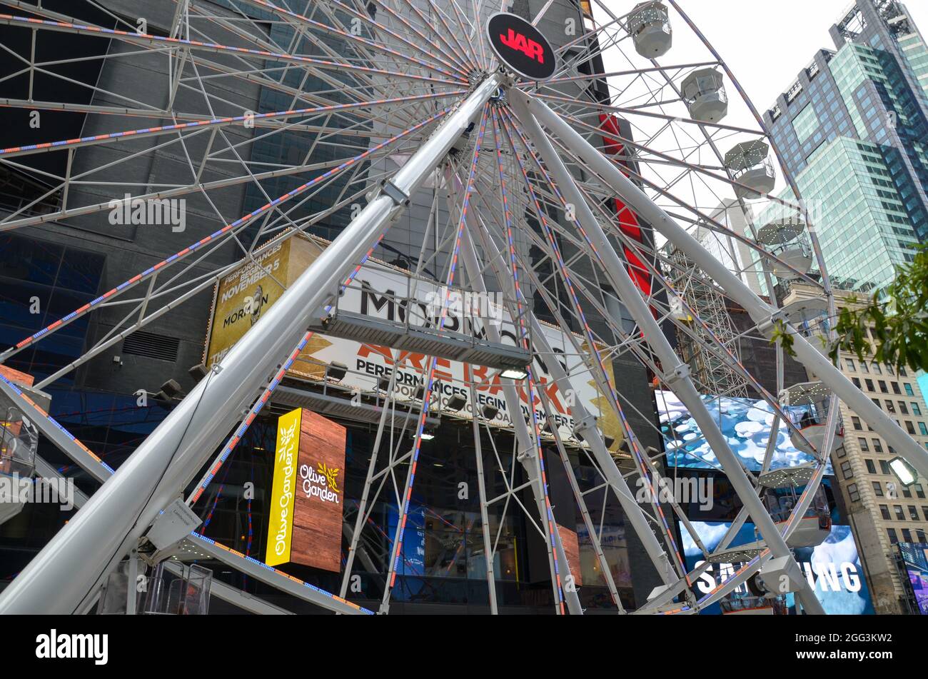 Una ruota panoramica gigante è stata costruita per accogliere i turisti mentre la città sembra tornare indietro dalla pandemia il 28 agosto 2021. Foto Stock