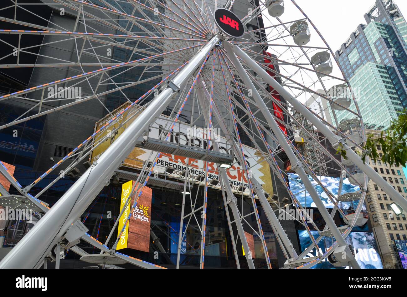 Una ruota panoramica gigante è stata costruita per accogliere i turisti mentre la città sembra tornare indietro dalla pandemia il 28 agosto 2021. Foto Stock