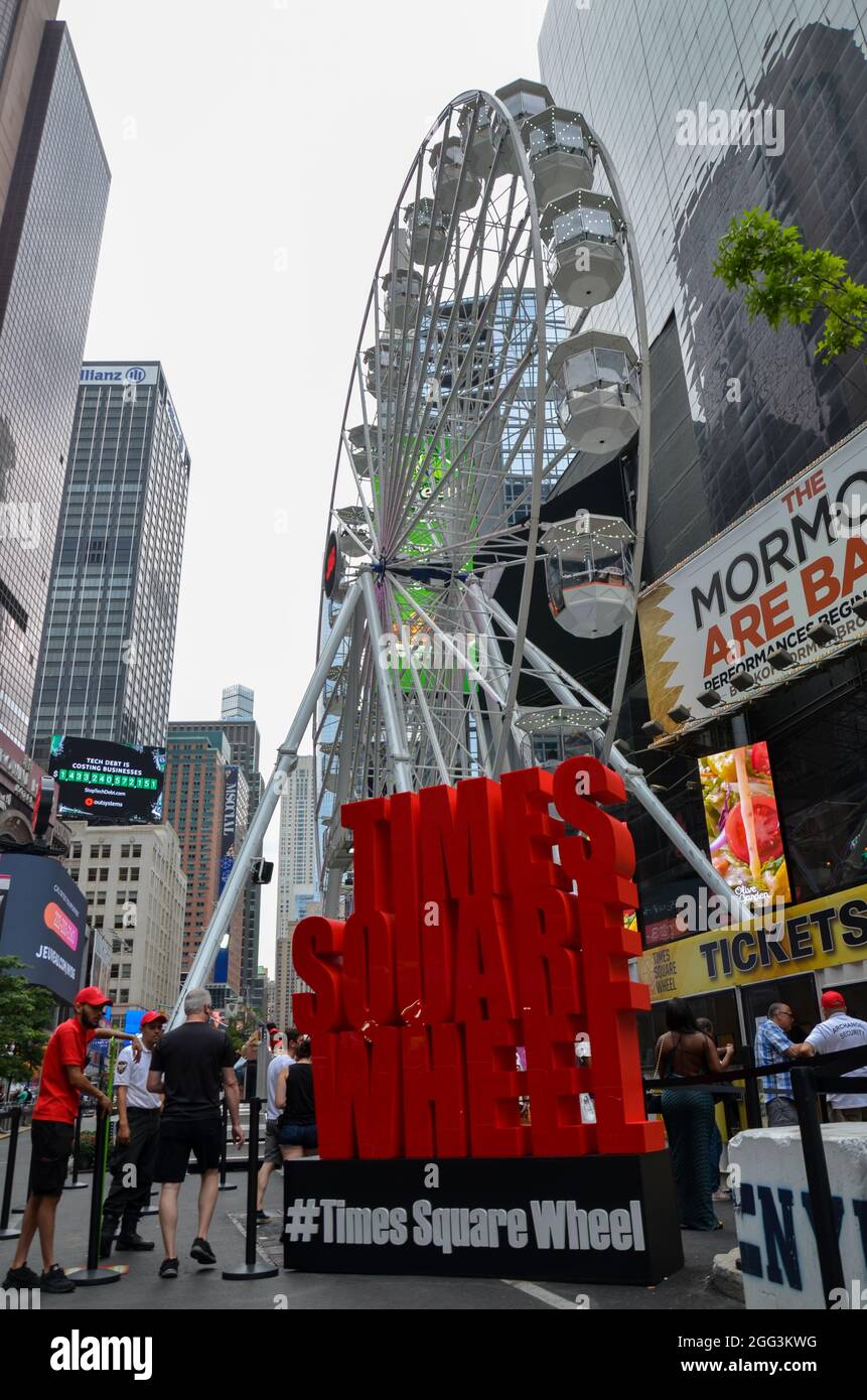 Una ruota panoramica gigante è stata costruita per accogliere i turisti mentre la città sembra tornare indietro dalla pandemia il 28 agosto 2021. Foto Stock