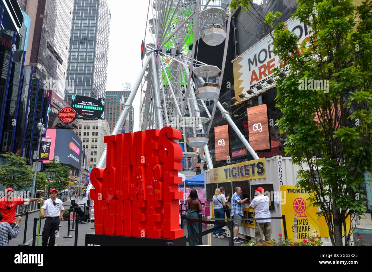 Una ruota panoramica gigante è stata costruita per accogliere i turisti mentre la città sembra tornare indietro dalla pandemia il 28 agosto 2021. Foto Stock