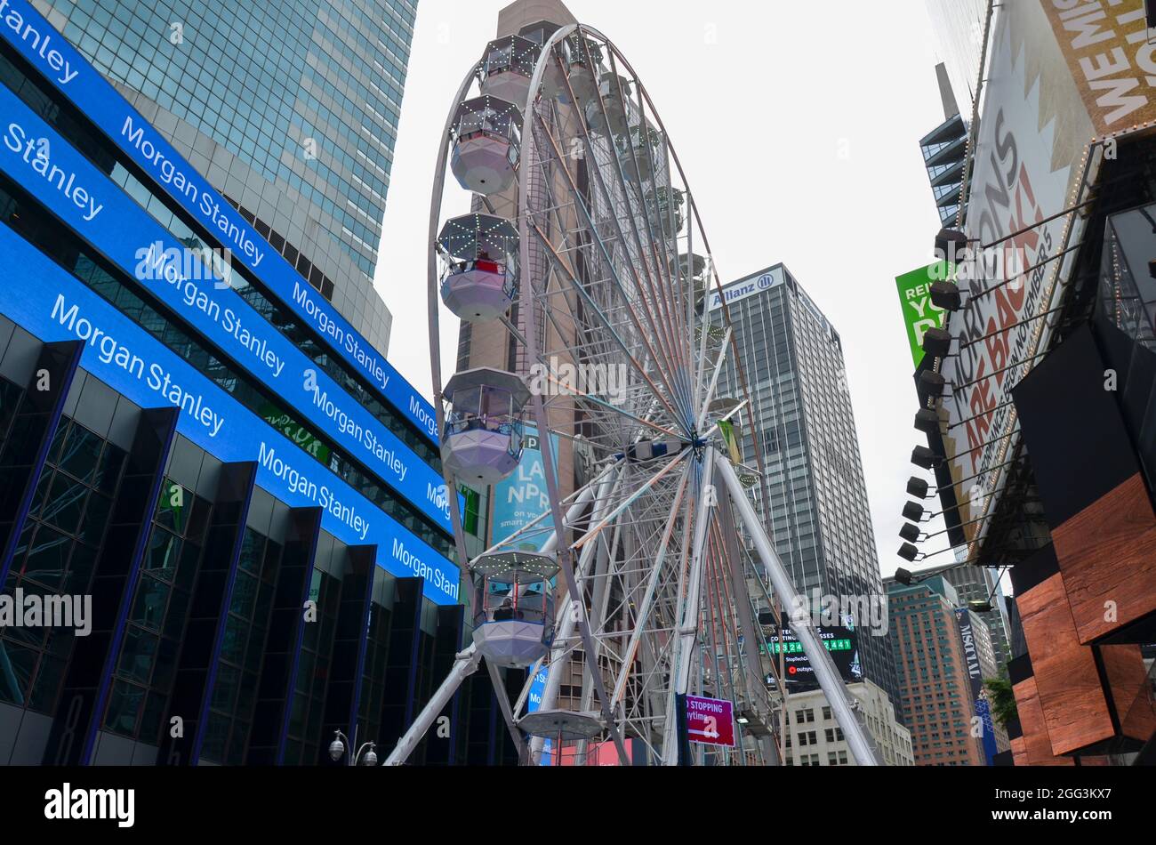 Una ruota panoramica gigante è stata costruita per accogliere i turisti mentre la città sembra tornare indietro dalla pandemia il 28 agosto 2021. Foto Stock