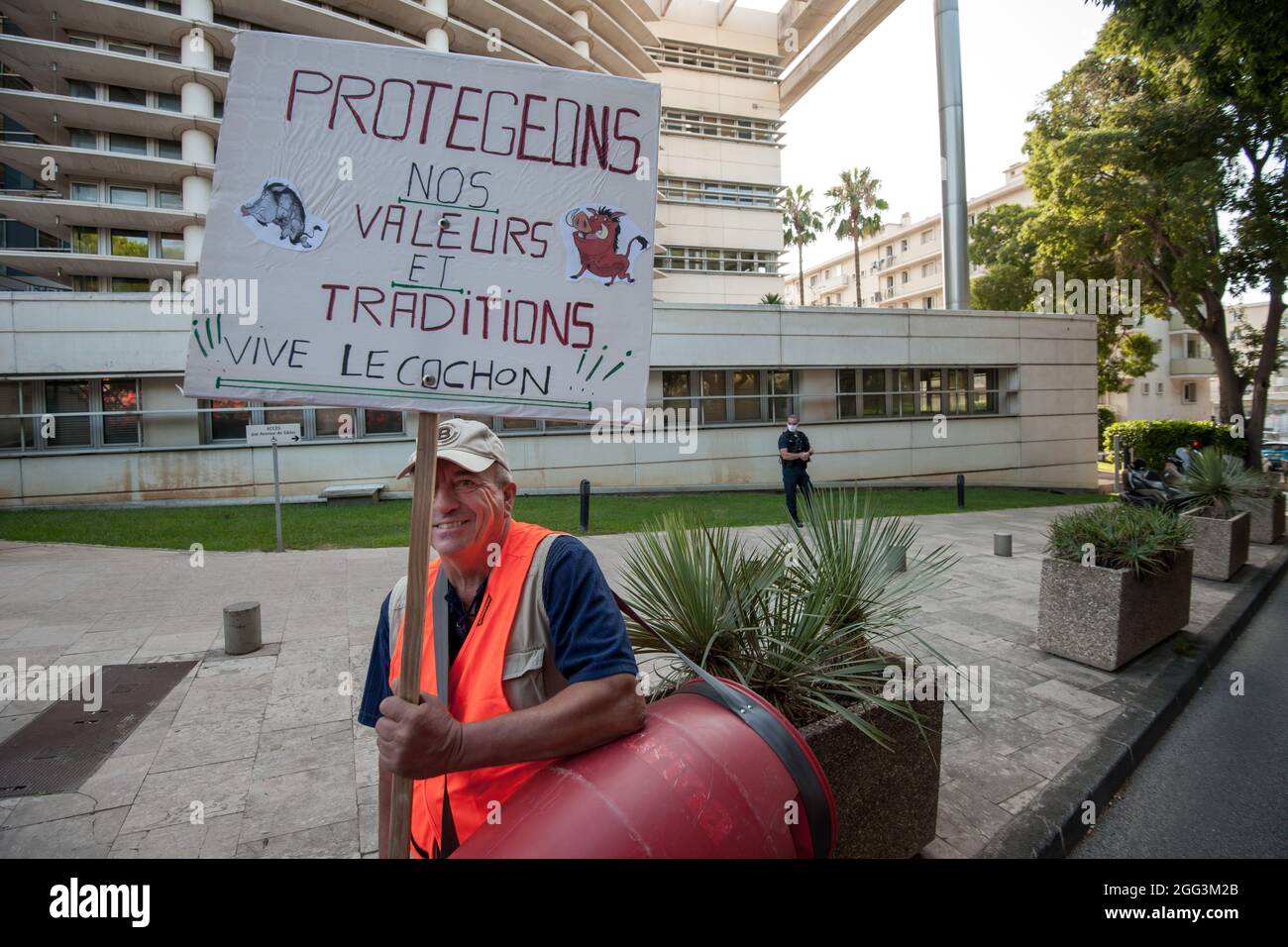 Toulon, Francia. 28 agosto 2021. Un manifestante tiene un cartello durante la dimostrazione. I cacciatori della regione Var hanno dimostrato su richiesta delle federazioni per la difesa della caccia tradizionale. Il Conseil d'Etat avendo recentemente annullato alcuni arretrati che autorizzavano la caccia tradizionale, i cacciatori accusarono il governo Macron e il ministro Barbara Pompili di piegarsi davanti agli ecologi e di voler uccidere le tradizioni di caccia in Francia. (Foto di Laurent Coust/SOPA Images/Sipa USA) Credit: Sipa USA/Alamy Live News Foto Stock