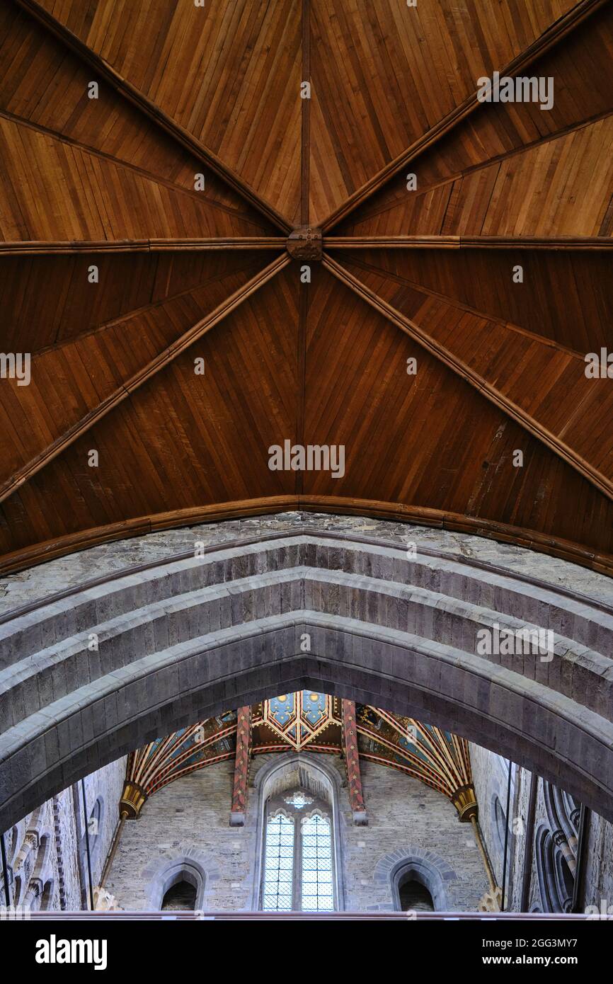 Cattedrale di San David a St. David's, Pembrokeshire, Galles, che mostra l'architettura interna e la volta centrale della torre. Foto Stock