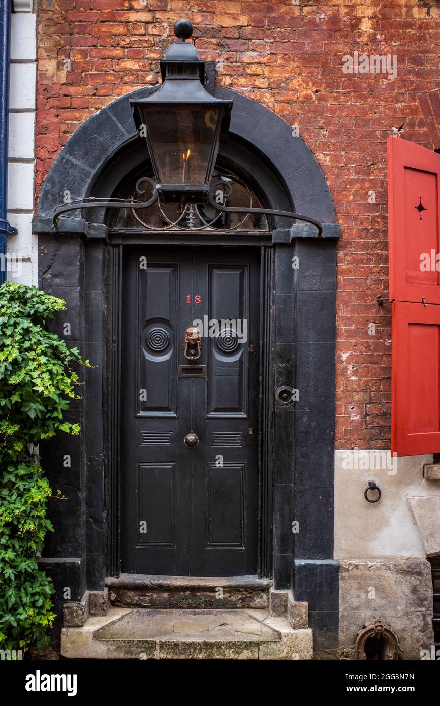 Dennis taglia House Spitalfields London una conservata casa Huguenot a 18 Folgate Street nella zona est di Londra, dove le famiglie di tessitori di seta ha vissuto dal 1724 Foto Stock
