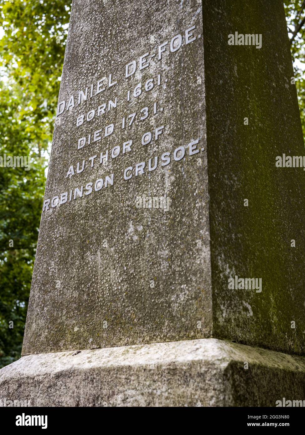 La lapide di Daniel Defoe presso la sede della sepoltura di Bunhill Fields a Londra. Defoe 1661-1731 fu l'autore di Robinson Crusoe. Obelisco eretto nel 1870. Foto Stock