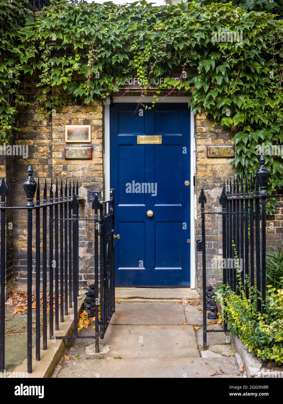 The Bedford Estate London - l'ingresso al Bedford Estates Office. L'azienda è il più grande proprietario privato di terreni a Bloomsbury, nel centro di Londra. Foto Stock
