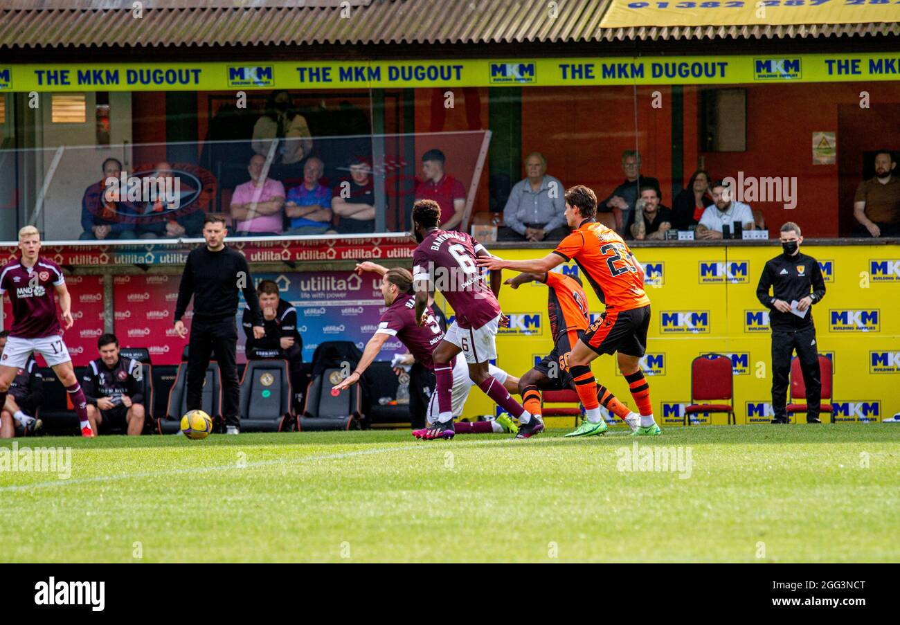 Dundee, Tayside, Scozia, Regno Unito. 28 agosto 2021. Premiership Scozzese: Scottish Premiership fixture Dundee United FC Against Hearts of Midlothian at the Tannadice Stadium. Un infortunio al ginocchio ha lasciato fuori la parte superiore del portiere DUFC Benjamin Kevin Siegrist per essere sostituito da Trevor Carson, ma le cose sono peggiorate per loro. Hearts ha ottenuto una vittoria di 2-0 su Dundee Unito con Liam Boyce aprendo il punteggio nel primo tempo con una penalità. Armand Gnanduillet ha sigillato la vittoria con un traguardo di 90 minuti che ha esteso il cuore insuperato inizio alla Premiership scozzese. Credit: Dundee Photographics/Alamy Live News Foto Stock