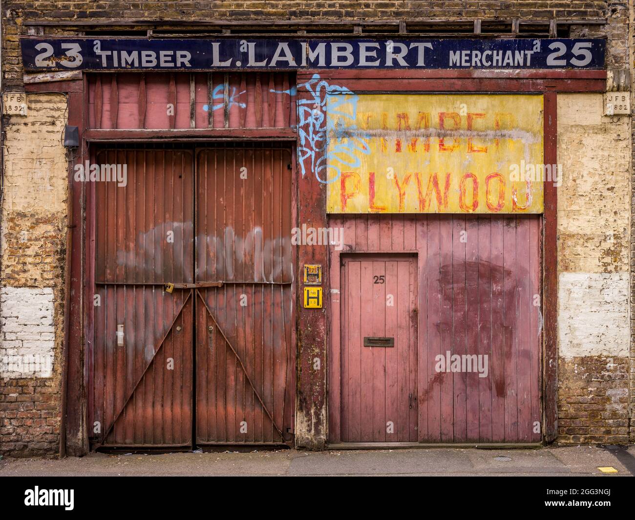 Vintage London Shop Front - L. Lambert Timber Merchant Hoxton Street East London. Fronts vintage Store di Londra. Foto Stock