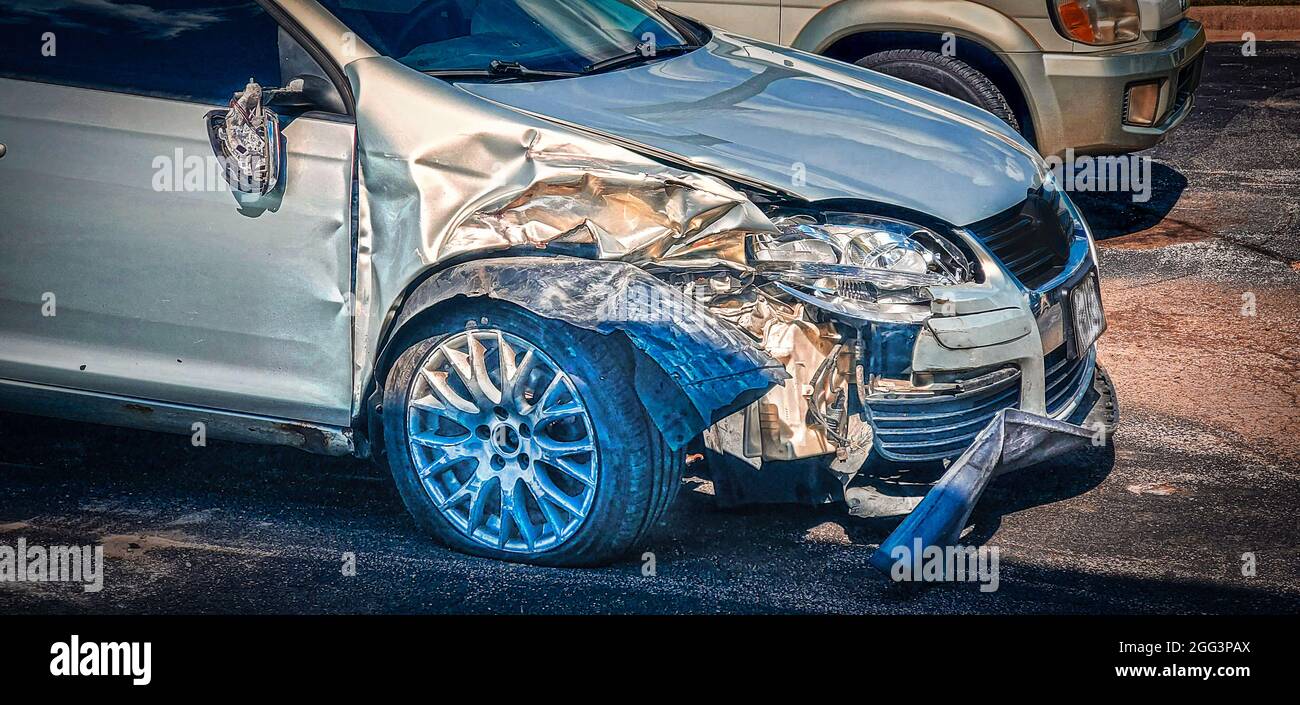 Auto argento che è stato in un weck con lato strappato, pneumatico piatto e lunotto sospeso - vista lato destro. Foto Stock