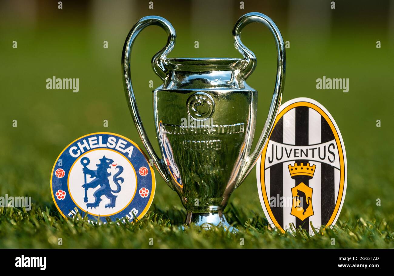 27 agosto 2021 Londra, Inghilterra. Gli emblemi dei club di calcio Chelsea F.C. Londra e Juventus F.C. Torino e la UEFA Champions League Cup sul gr Foto Stock