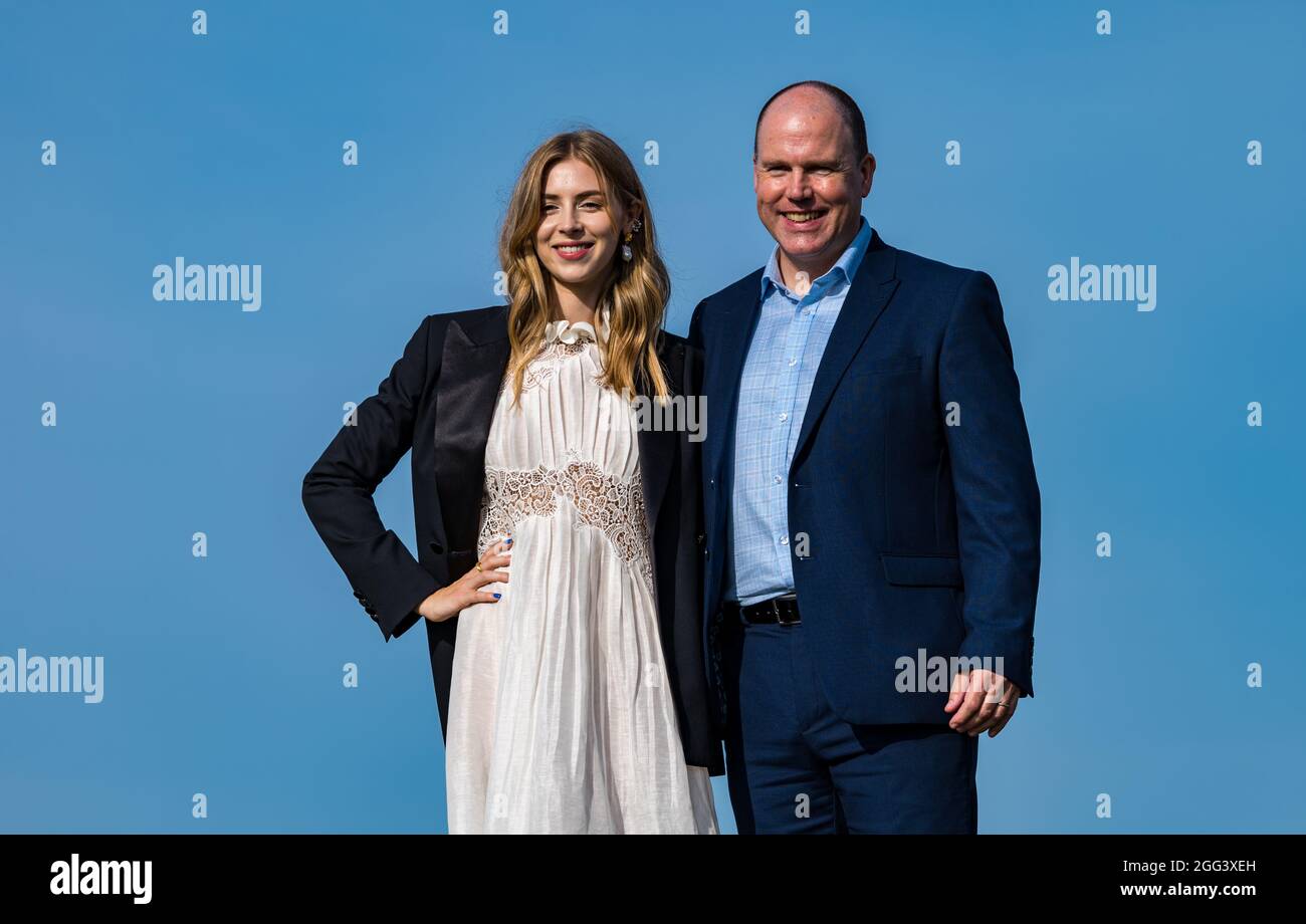 Photocall per cast of Road Dance al Festival Internazionale di Edimburgo con la star del cinema Hermione Corfield e lo scrittore John MacKay, Scozia, Regno Unito Foto Stock