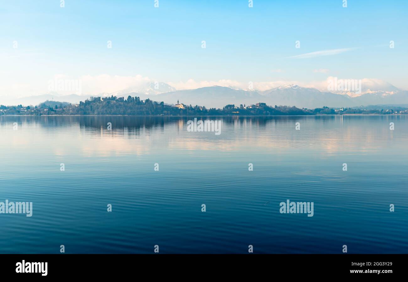 Paesaggio del Lago di Varese in una limpida giornata invernale, Italia Foto Stock