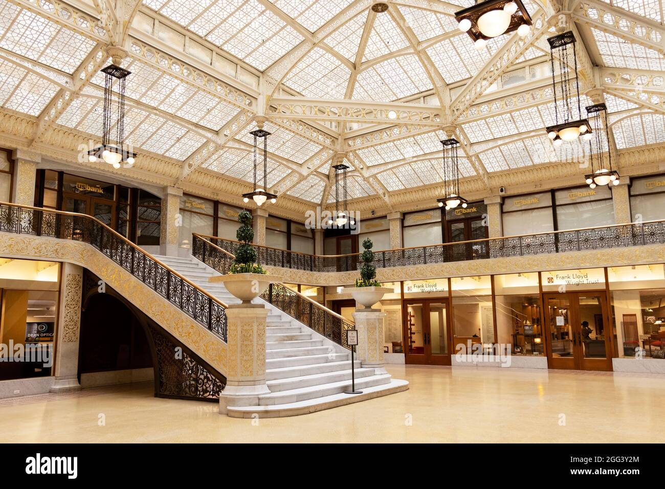 La lobby del Rookery Building a Chicago, Illinois, USA, con interni disegnati da Frank Lloyd Wright nel 1905 e sede del suo Istituto. Foto Stock