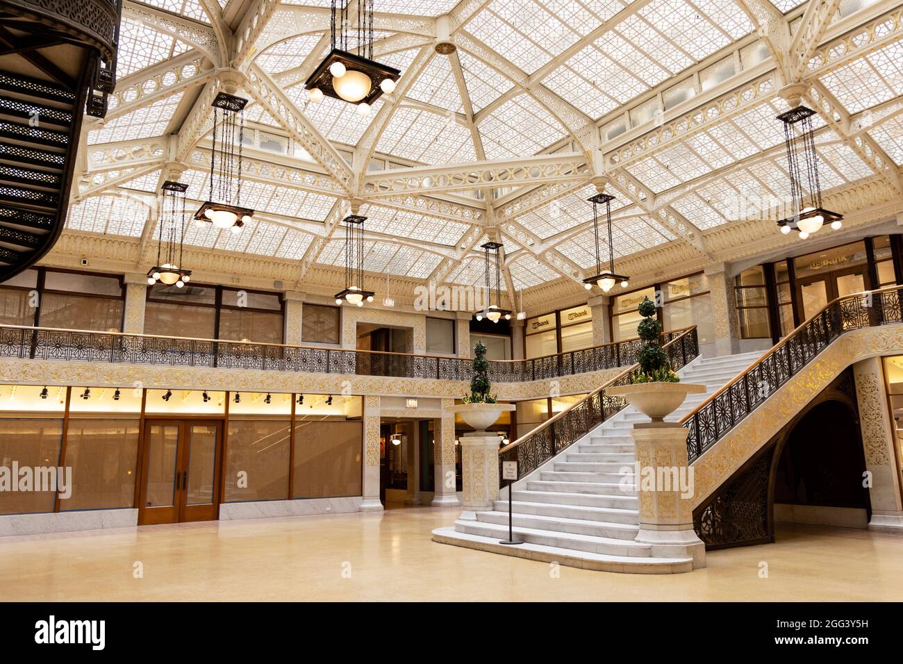 La lobby del Rookery Building a Chicago, Illinois, USA, con interni disegnati da Frank Lloyd Wright nel 1905 e sede del suo Istituto. Foto Stock