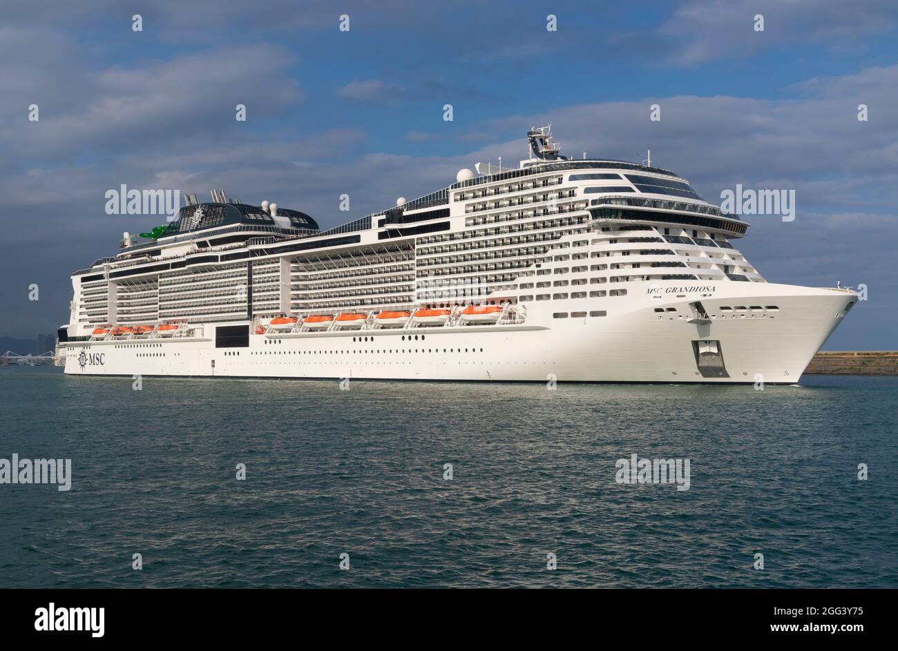 Partenza della nave da crociera MSC Cruises MSC Grandiosa dal porto di  Barcellona il 28 agosto 2021 Foto stock - Alamy