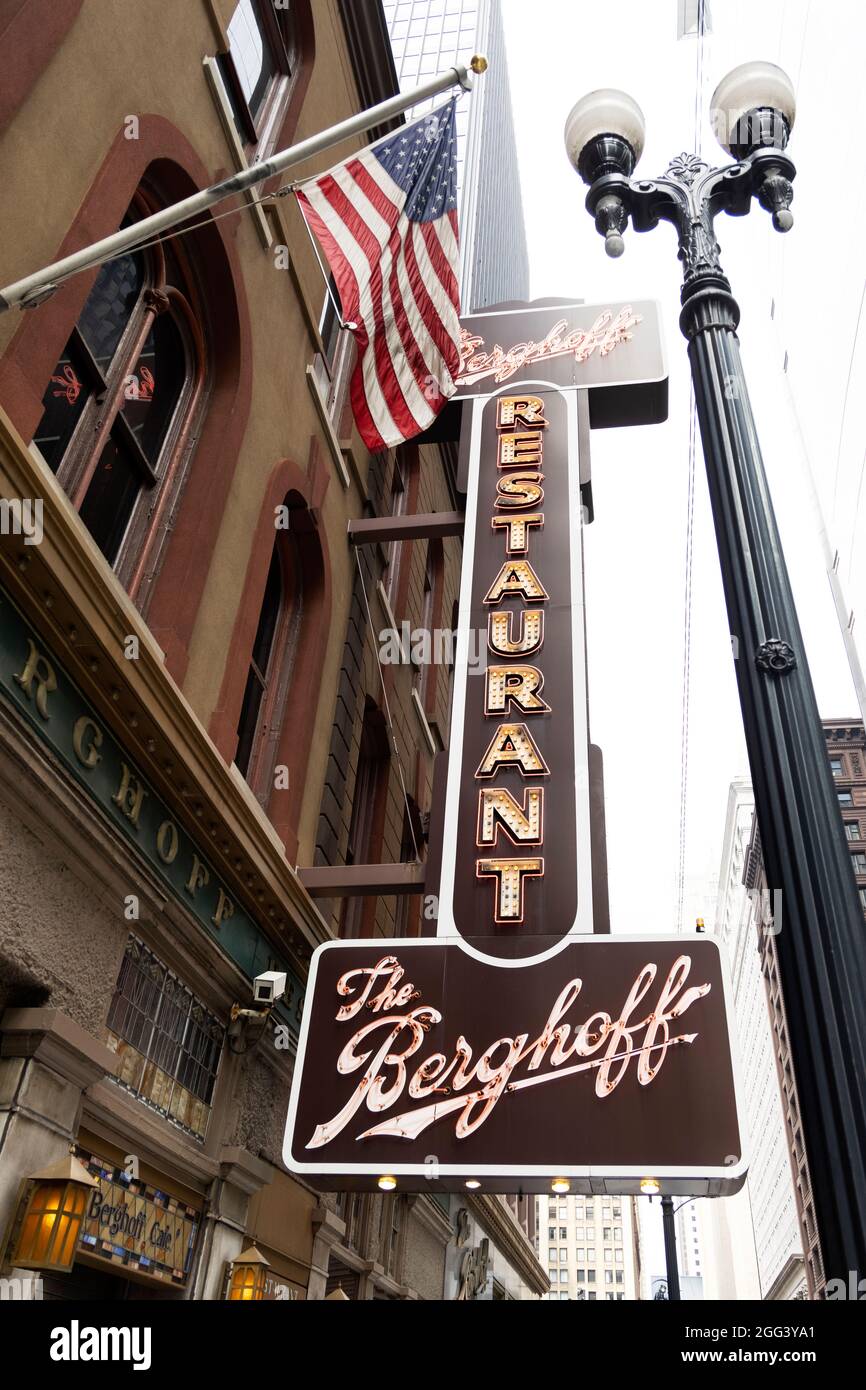 Cartello al neon fuori dello storico Berghoff, un ristorante tedesco su West Adams Street nel Loop of Chicago, Illinois, USA. Foto Stock