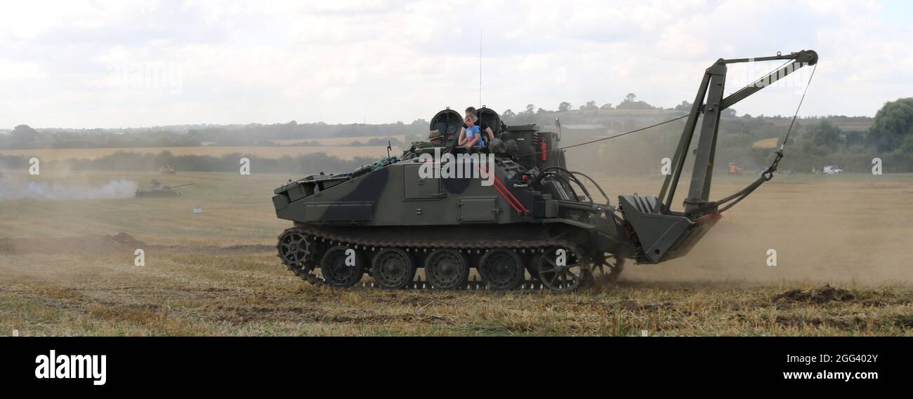 Tanks, Trucks and firewower Show, Rugby, Agosto 2021 - Tank Display / F.V 180 Combat Engineer Tractor, Tank MOD Millitary Vehicle Digger Excavator. Foto Stock