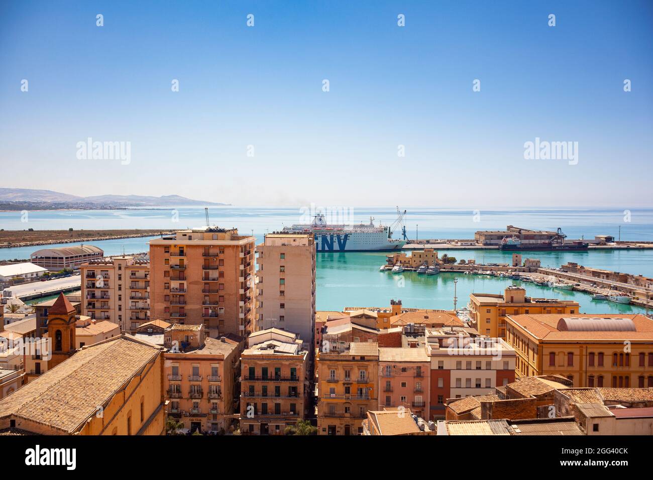 Porto Empedocle, Italia - Luglio 22: Vista della nave di quarantena GNV Allegra parcheggiata nel molo di porto Empedocle il 22 Luglio 2021 Foto Stock