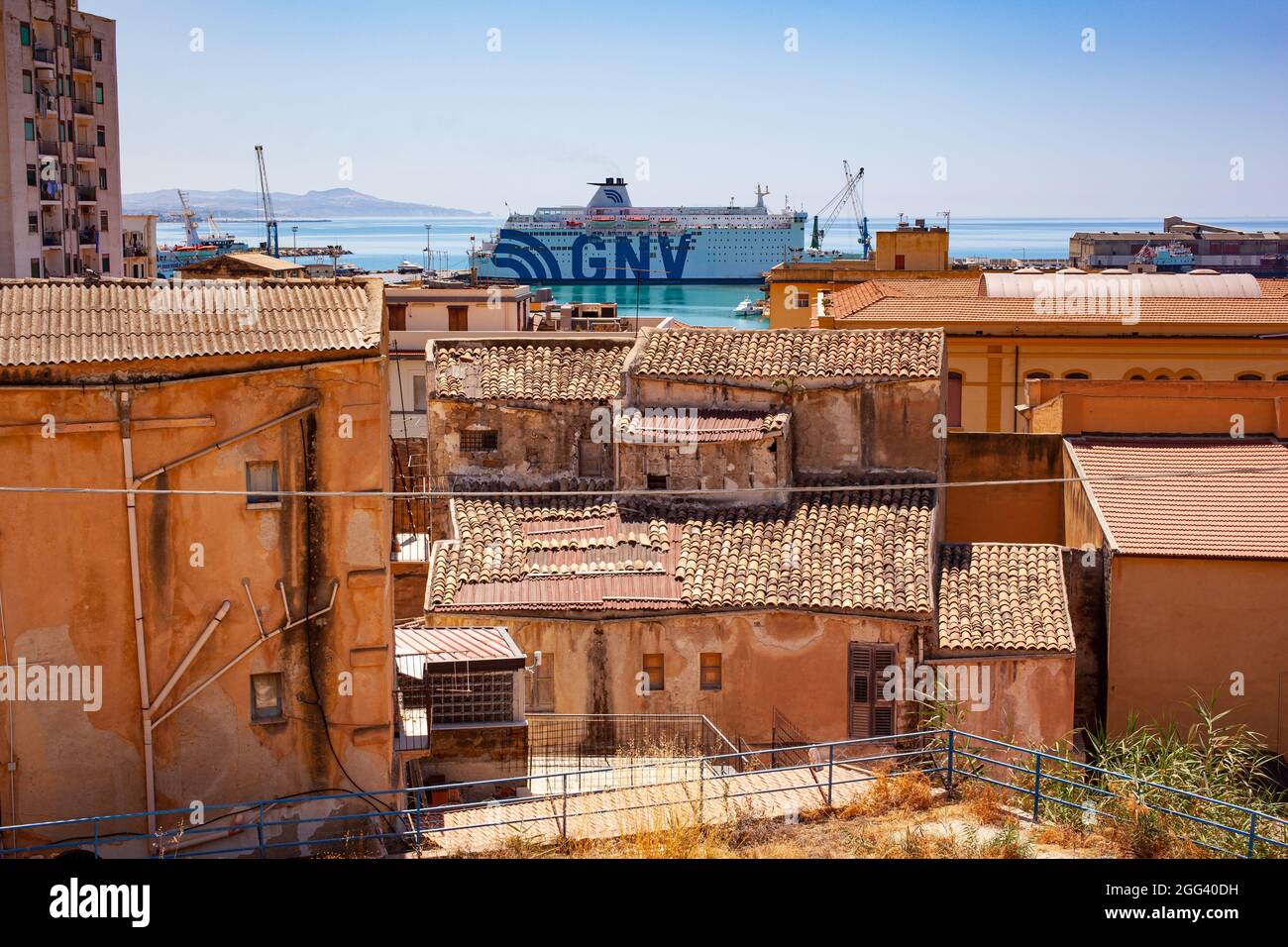 Porto Empedocle, Italia - Luglio 22: Vista della nave di quarantena GNV Allegra parcheggiata nel molo di porto Empedocle il 22 Luglio 2021 Foto Stock