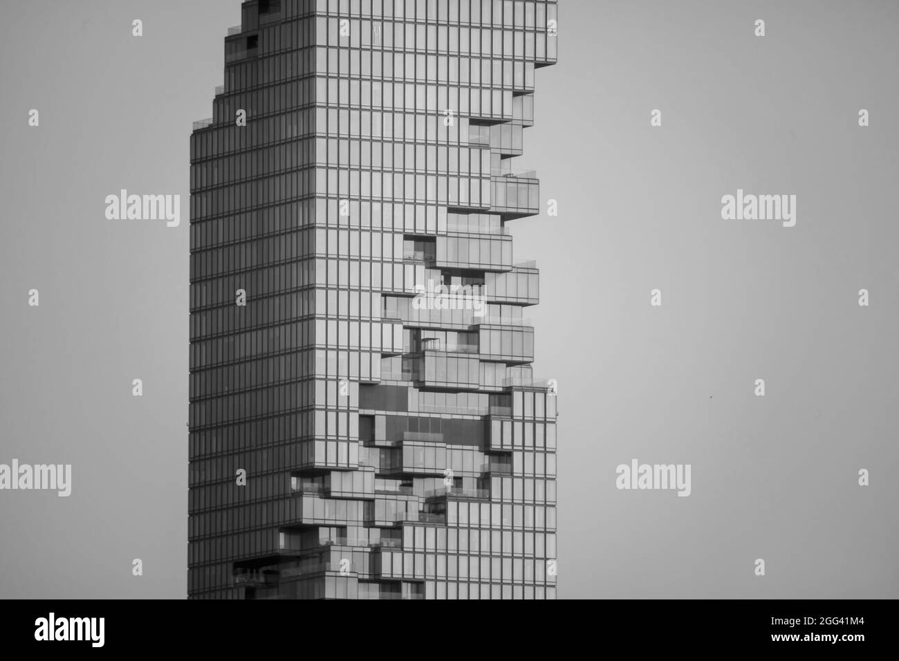 Foto in scala di grigi del famoso grattacielo Mahanakhon a Bangkok, Thailandia Foto Stock